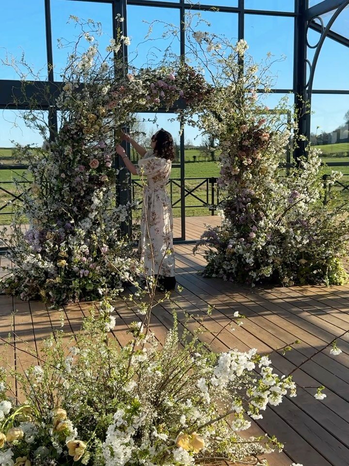 Spring field trip 🌼🌷🌱. 
Imagine walking down the aisle surrounded by flowers like this 💕
A fairytale day spent with @trillefloral &amp; @gaiavessels @minerva_vines_ building arches, flower clouds &amp; meadows ✨✨✨ .