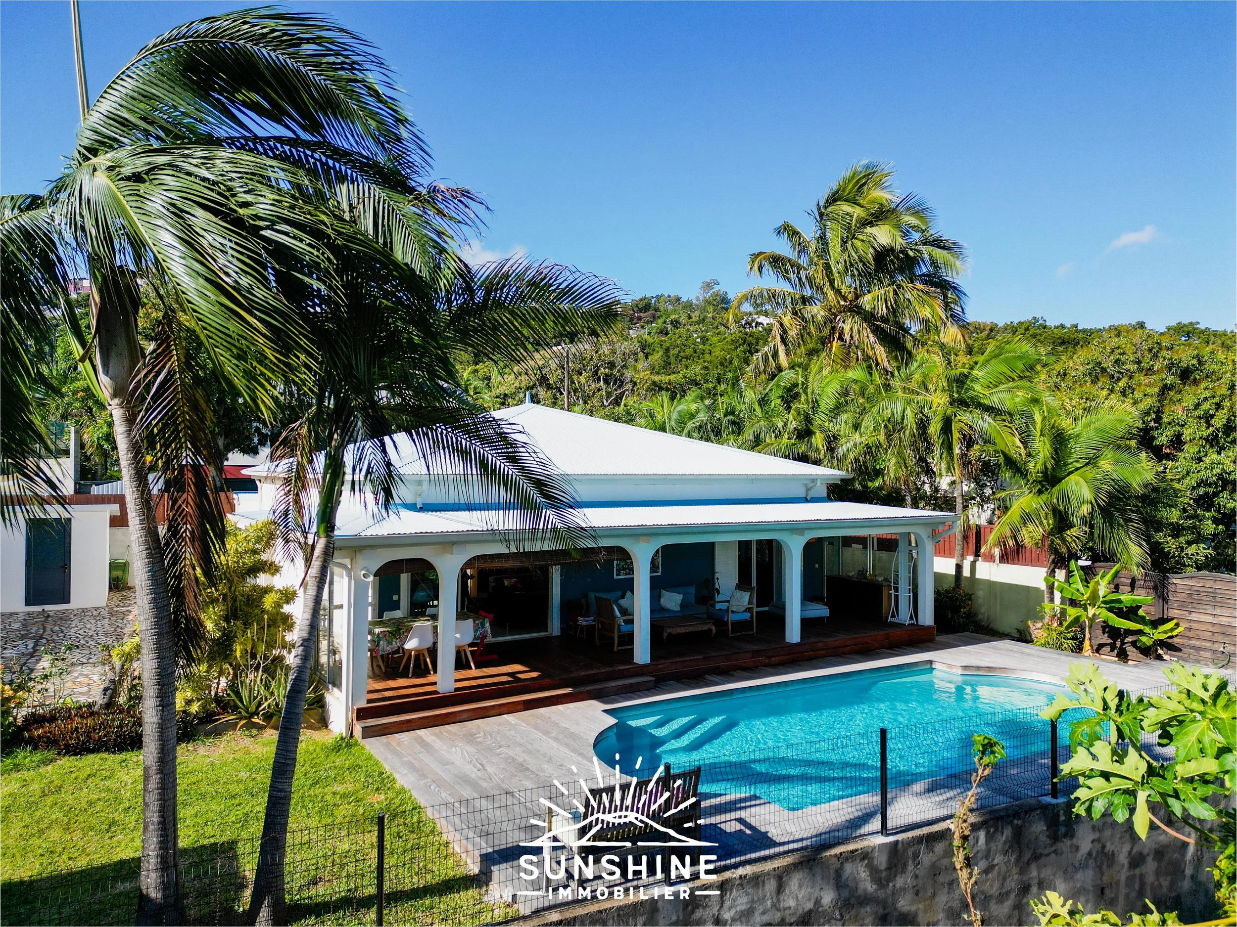 Villa familiale La Montagne 8e, dépendance et grande piscine | VENDUE