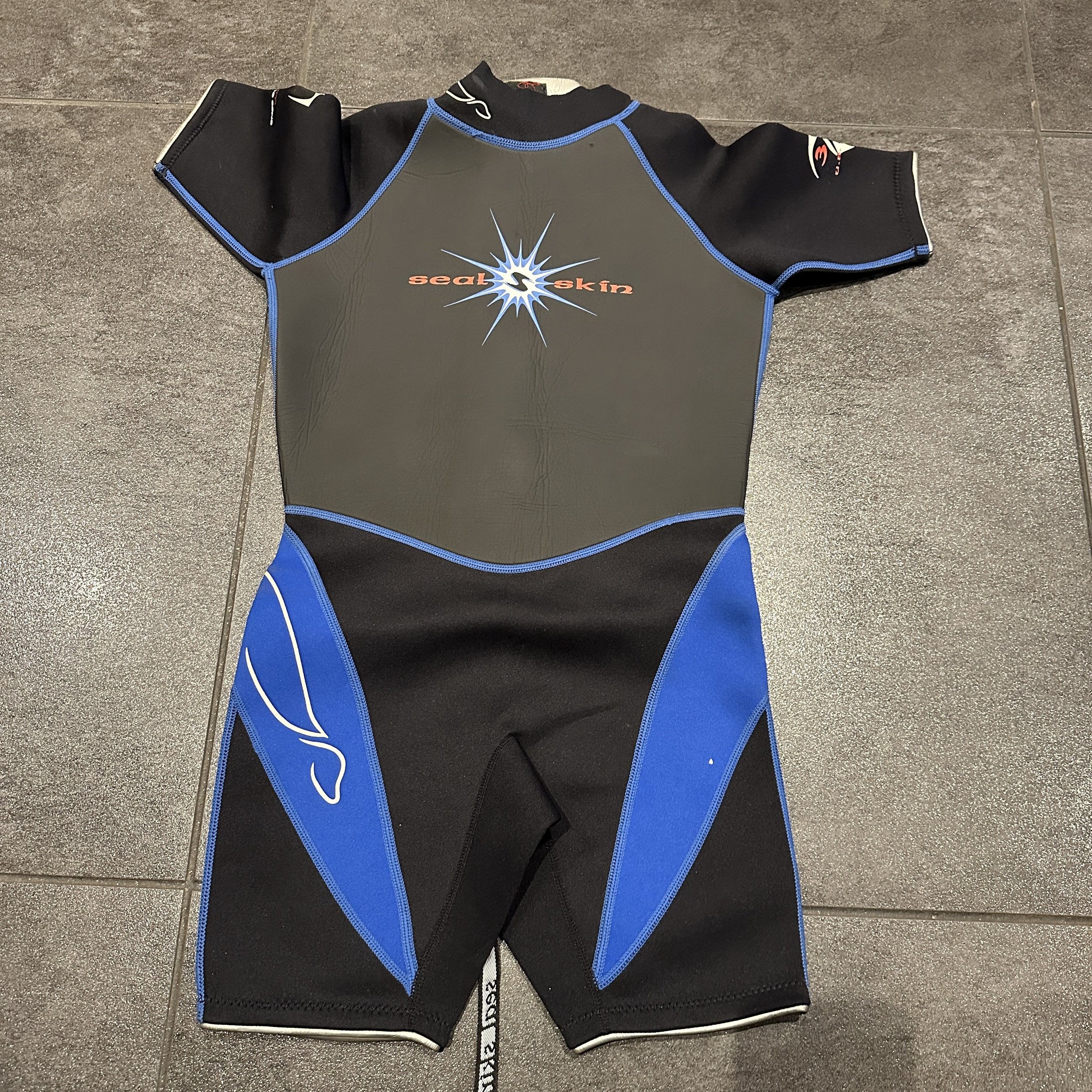 Item 33 - Seal Skin shortie wetsuit size adult medium