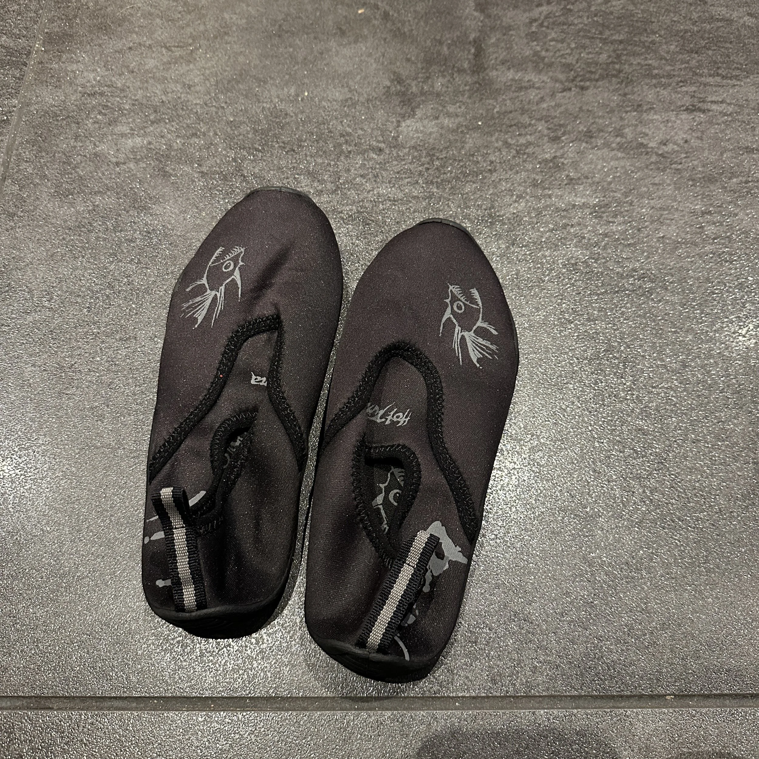 Item 29 - Hot Tuna Wet Shoes size uk 3