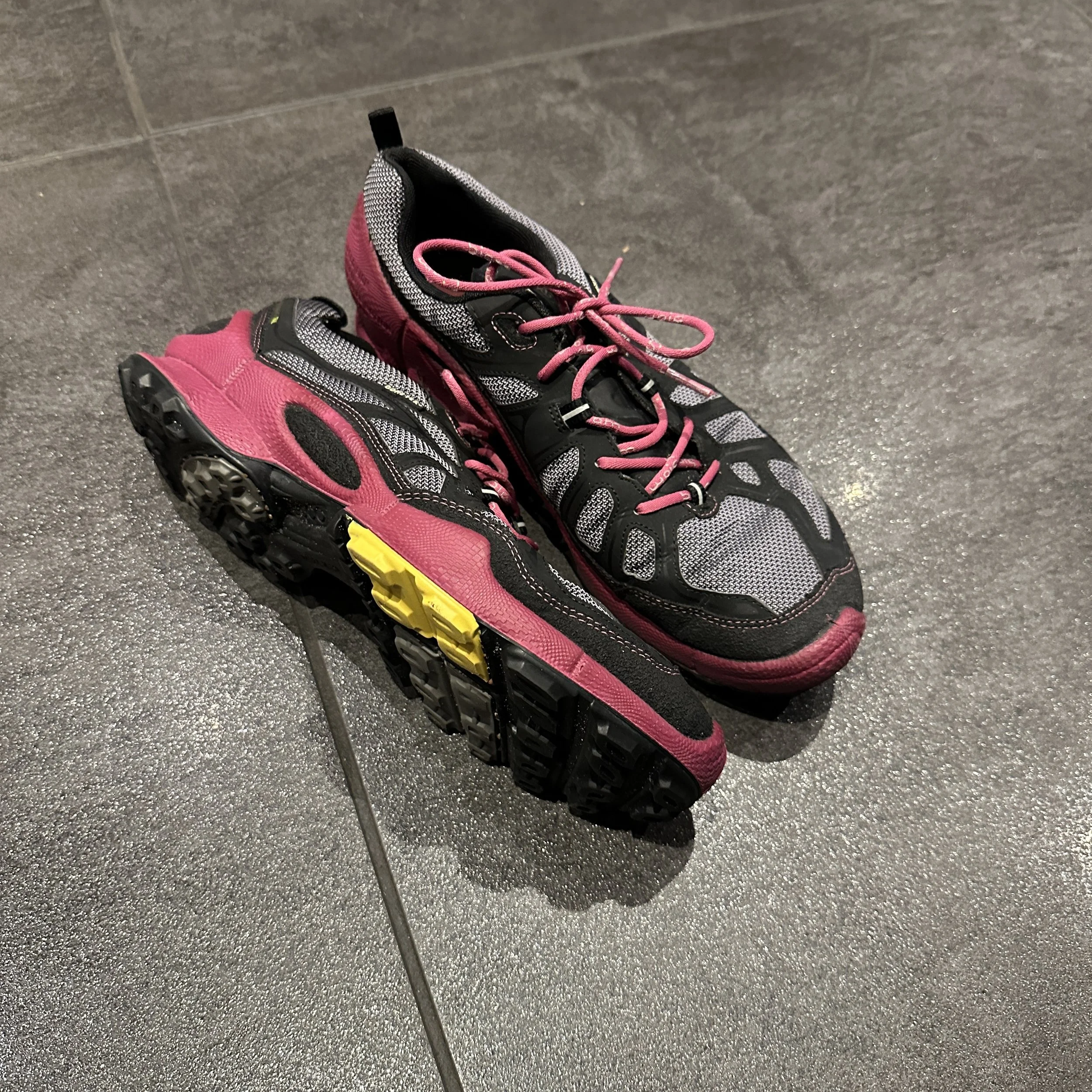 Item 25 - Gore tex size 41 approx uk 7 -8