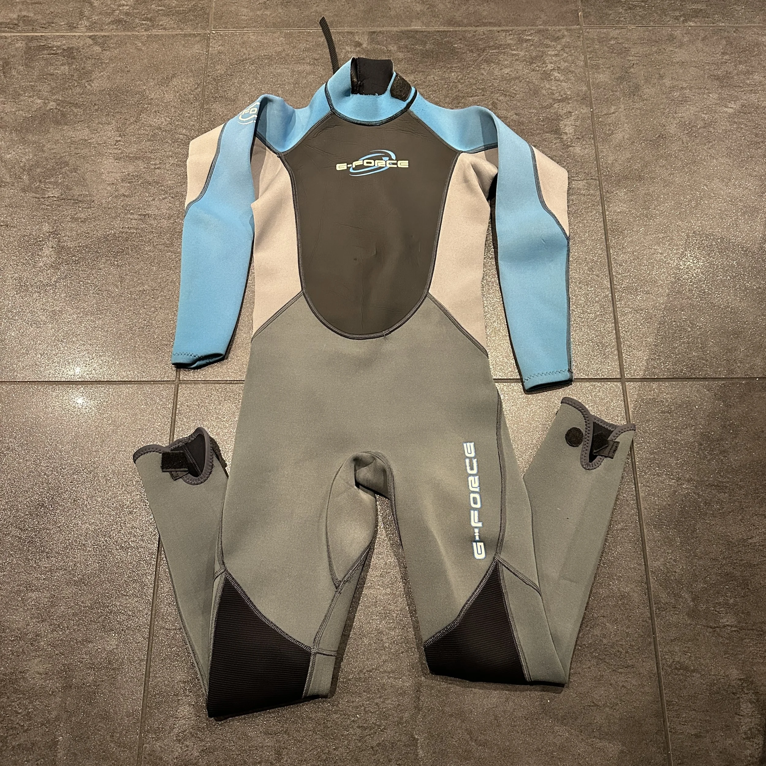 Item 32 - G Force Wet Suit Junior Large (Chest 74cm, Height 140cm)