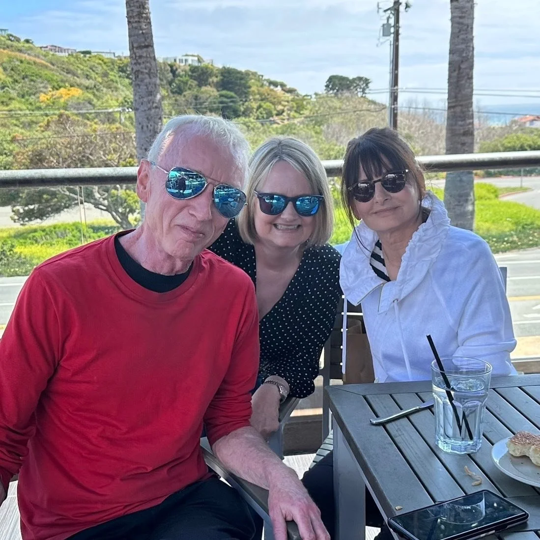 Happy Friday! End to a great week starting off with a fab lunch in Malibu with the amazing Howard Paar and my partner in crime Jean Johnson- Thank you both for the wonderful stories xx
