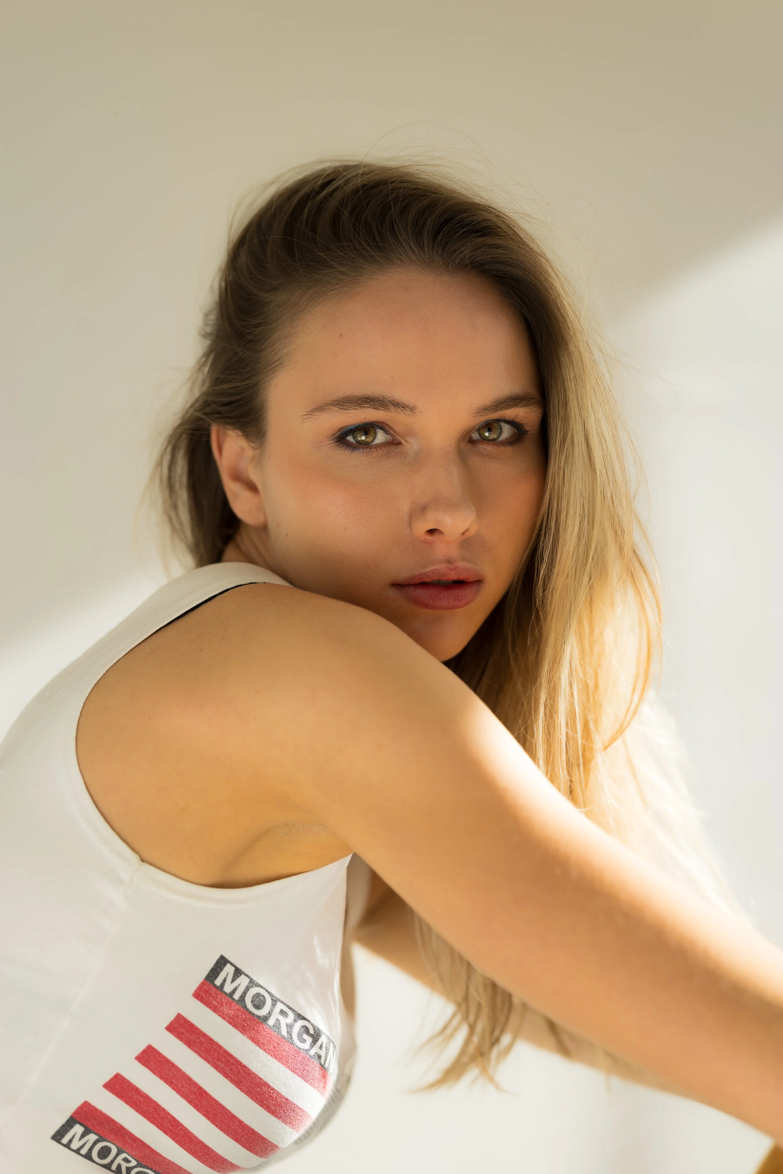 Model: @britt.marstboom
Photographer: @wardjansenphoto
Make-up: @joybrabantmakeup
Agency: @monique_models
Location: @warnastudio.be