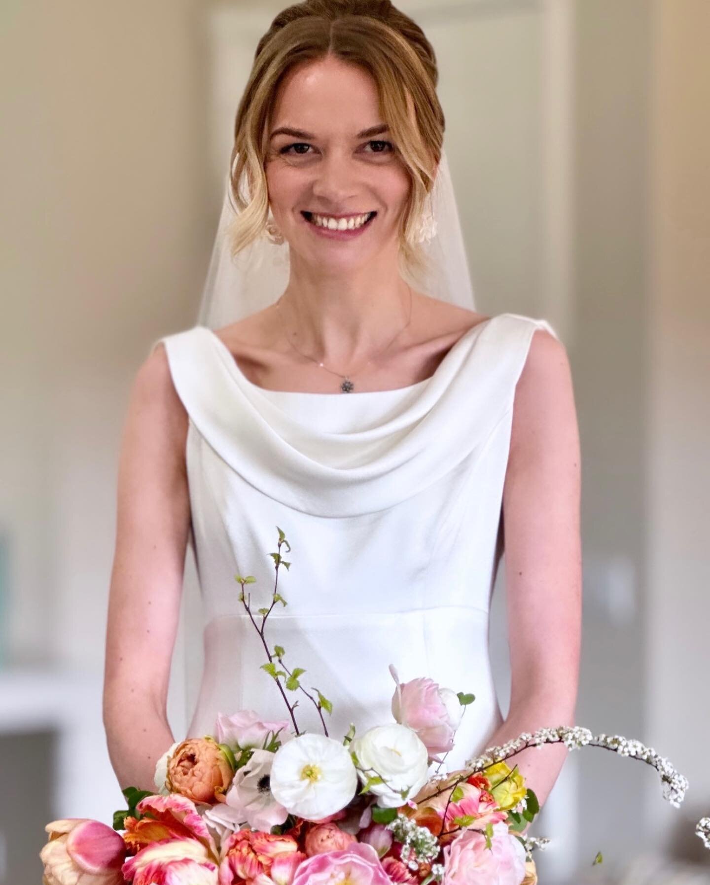 Elly✨

Elly chose a polished, detailed low bun to compliment her elegant, minimalist bridal look👌🏼
A glowy, pared-back makeup by @kellydaunmakeup perfectly enhanced her naturally pretty features and the bouquet by @coohillstudio had us all swooning