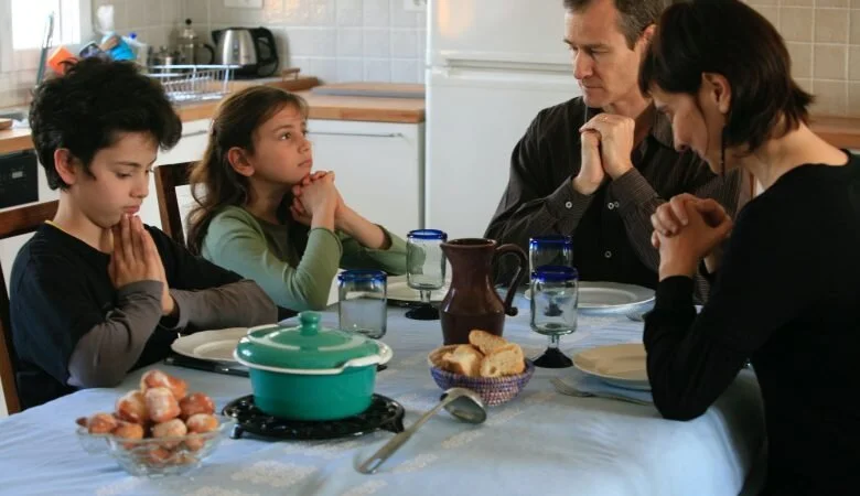 CONHEÇA A IMPORTÂNCIA DE DESENVOLVER O HABITO DA ORAÇÃO COM TODA FAMÍLIA!