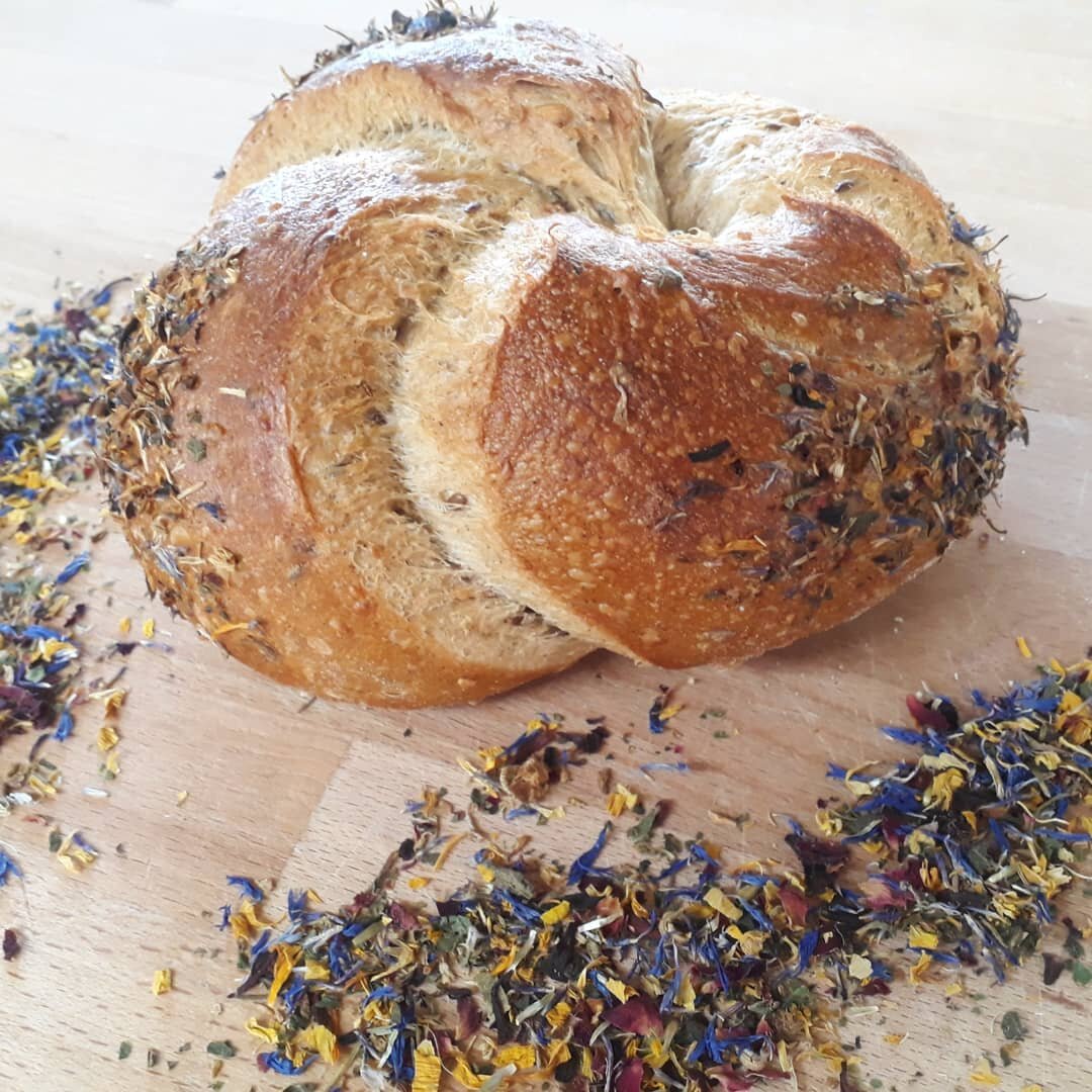 Das leckere Fr&uuml;hlingsbrot.
Ein luftig leichtes Brot mit grober Porung, als Knoten geflochten, mit leicht malzigem Geschmack, Sesam, Leinsaat, Sonnenblumenkernen und einer wunderbar blauen Kornblumenmischung als Topping. 

Jetzt fehlt dann nur no