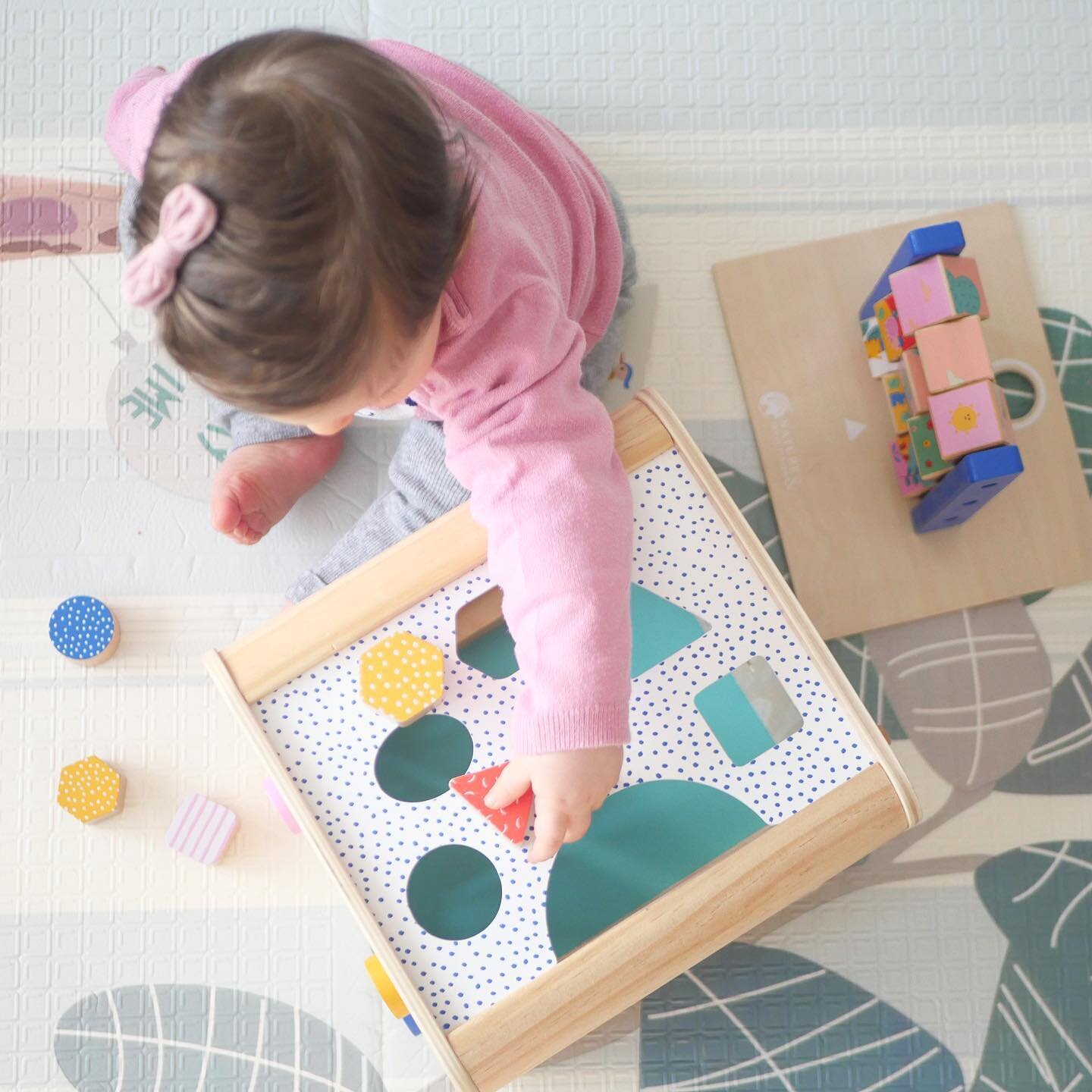 La joie de voir son enfant découvrir et s&rsquo;épanouir ⭐️
Le cube d&rsquo;activités en bois vient de chez @natureetdecouvertes, sur ses différentes faces on retrouve un puzzle magnétique à six pièces, un puzzle boulier, une boîte à formes,