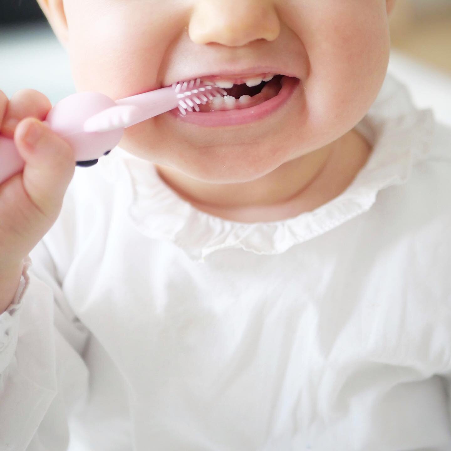 Alizée a 10mois et 8 dents 🦷 même si elle ne mange pas de sucre outre celui présent dans les fruits et légumes, je me suis dit que c&rsquo;était important de commencer un &laquo;&nbsp;semblant&nbsp;&raquo; de brossage de dent.
Cette brosse koal