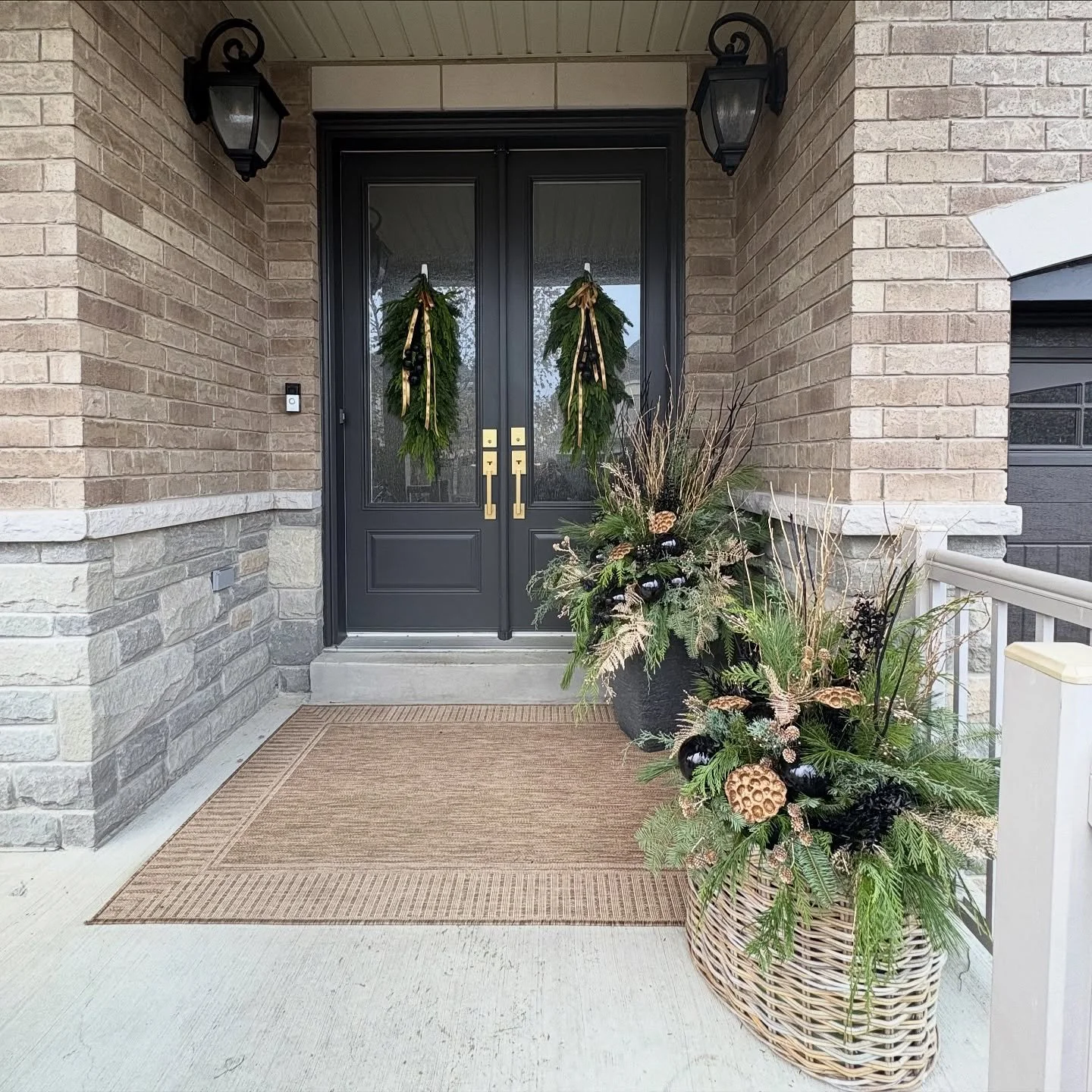 A moment for this lovely porch! 

Haven&rsquo;t been posting much with outdoor installs and OOAK prep in full swing&hellip; I will share more when time allows it. 

However this porch so dreamy I couldn&rsquo;t resist. I just love how everything came