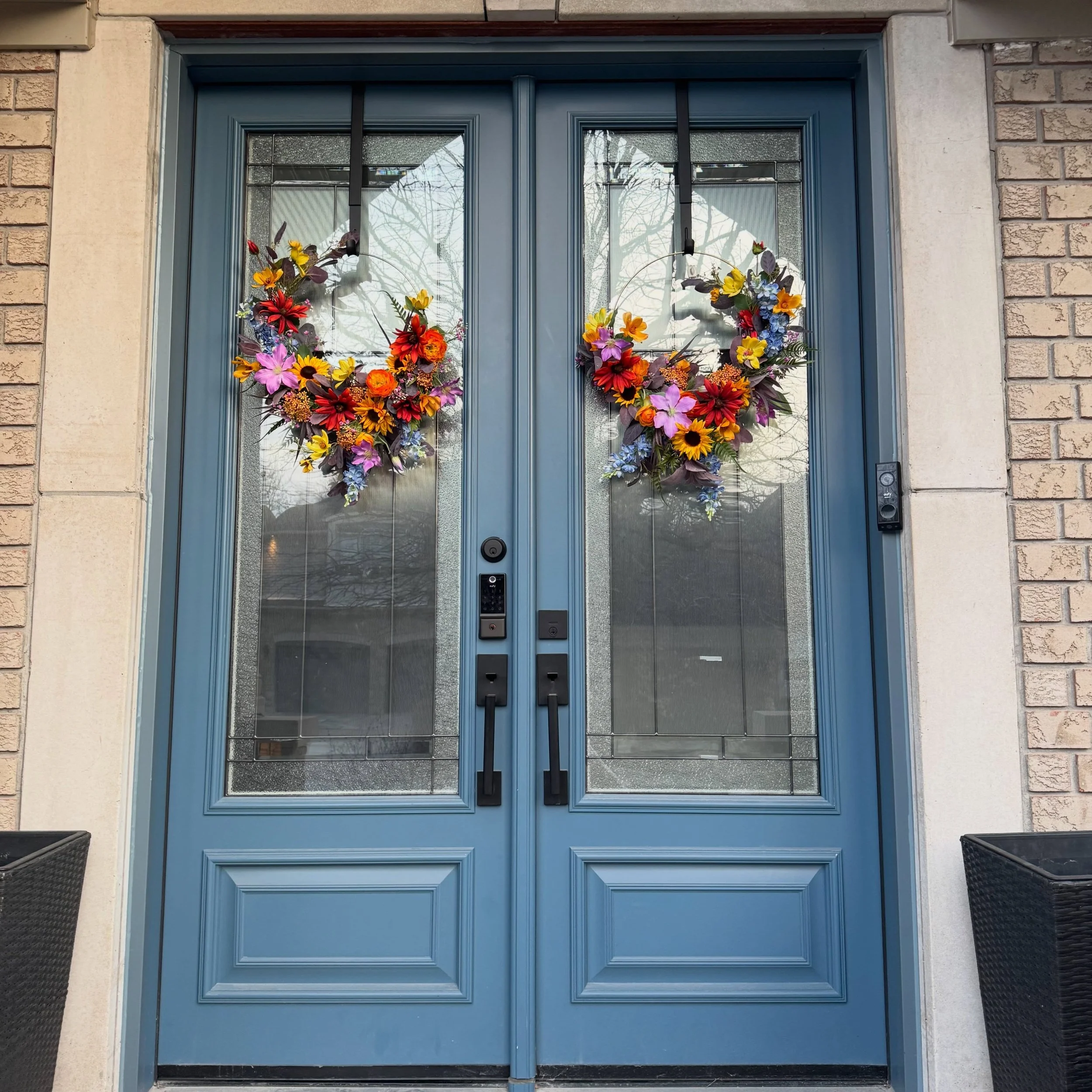 The Rachel wreath found a forever home as a set on this stunning double door entry. I truly appreciate getting customer photos 🥰 and it&rsquo;s a thrill knowing how much joy the pieces are bringing you.