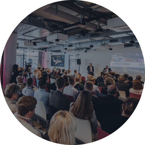 Hintergrund, der den Eventraum beim CORE FORUM REAL ESTATE zeigt