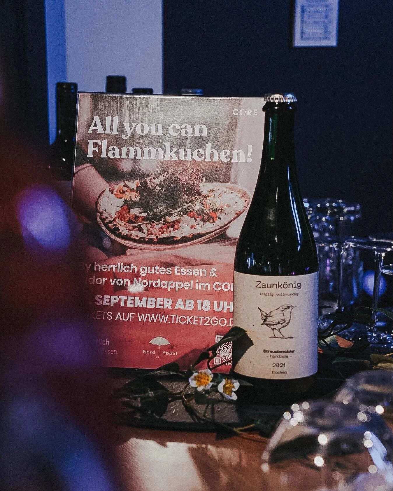 Gewinnspiel! 🔥
Gewinne 1 x 2 Tickets f&uuml;r unser Flammkuchen Event am Freitag + eine Flasche @nordappelcider Handlese 🙌

Wie Du teilnehmen kannst?
1. Like diesen Beitrag 💜
2. Markiere eine Person, mit der Du gerne mal wieder richtig lecker Flam