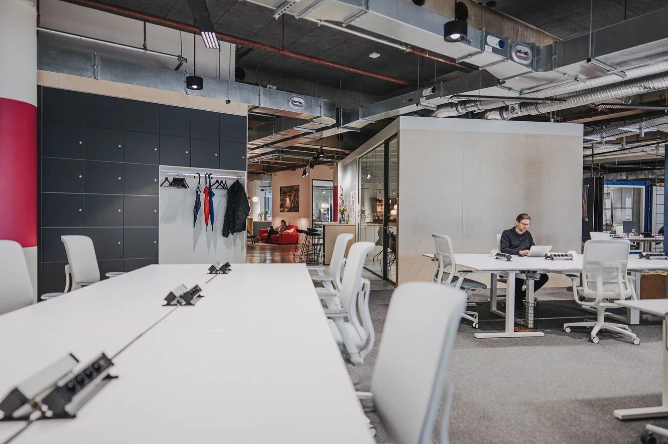 Kennst Du das? Du sitzt Zuhause vor&lsquo;m Laptop, oder im immer wieder gleichen B&uuml;ro und f&uuml;hlst Dich wie im Film &bdquo;Und t&auml;glich gr&uuml;&szlig;t das Murmeltier&ldquo;? 🏡🖥️🔄

Raus aus dem Haus! 🌞🏢 Suchst Du nach einem inspiri