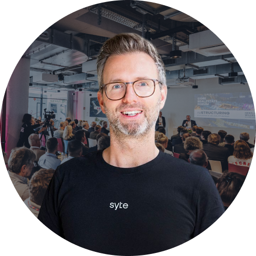 Ellipse von Matthias Zühlke vor einem Hintergrund, der den Eventraum beim CORE FORUM REAL ESTATE zeigt