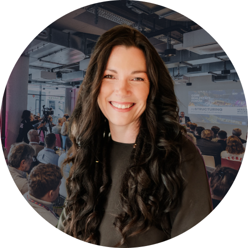 Ellipse von Prof.Dr. Lena Reiß vor einem Hintergrund, der den Eventraum beim CORE FORUM REAL ESTATE zeigt