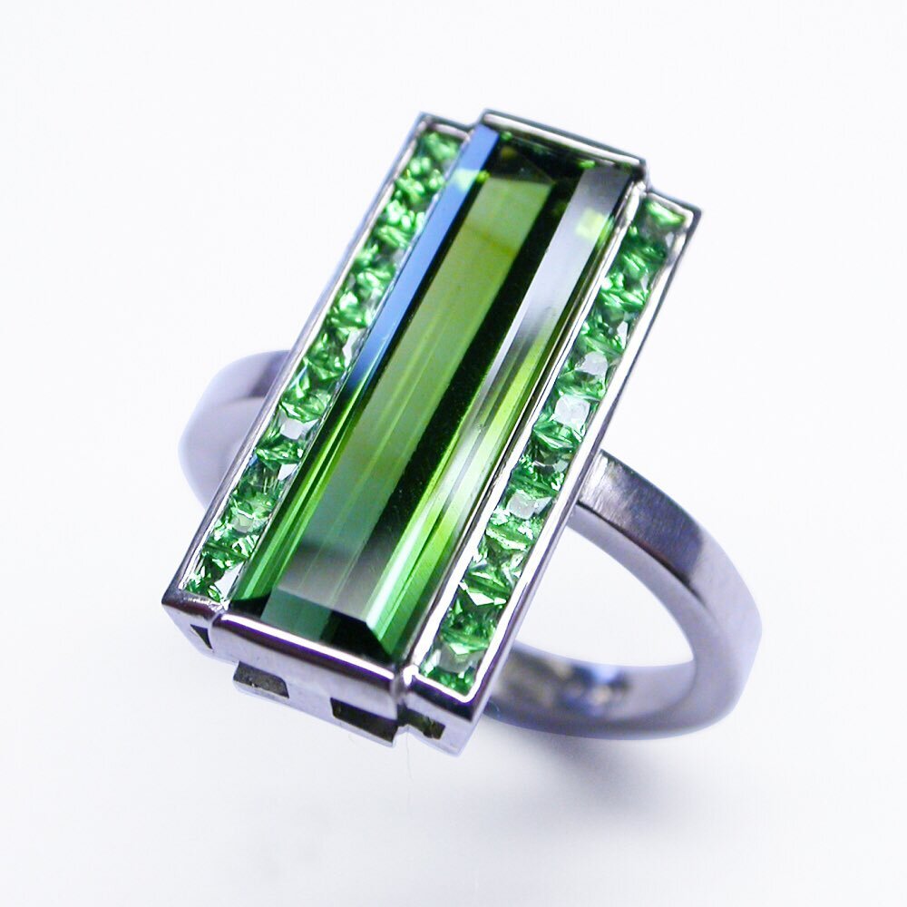 A beautiful, baguette-shaped green tourmaline flanked with princess-cut tsavorite garnets.
.
.
#tourmaline #tourmalines #tsavoritegarnet #tsavoritegarnets #tsavorite #tsavorites #ring #rings #neverenoughrings #ringoftheday #jewellerydesign #jewellery