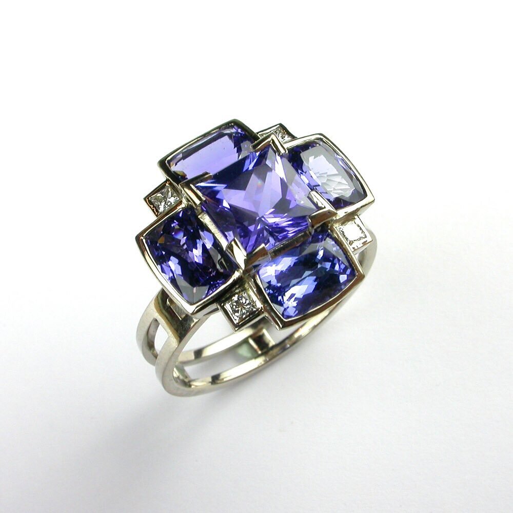 Five tanzanites, four diamonds, and one beautiful platinum ring, I hope you'll agree!
.
.
#tanzanite #tanzanites #diamond #diamonds #ring #rings #ringoftheday #neverenoughrings #jewelry #jewellery #jewelrygram #jewellerygram #finejewelry #finejewelle