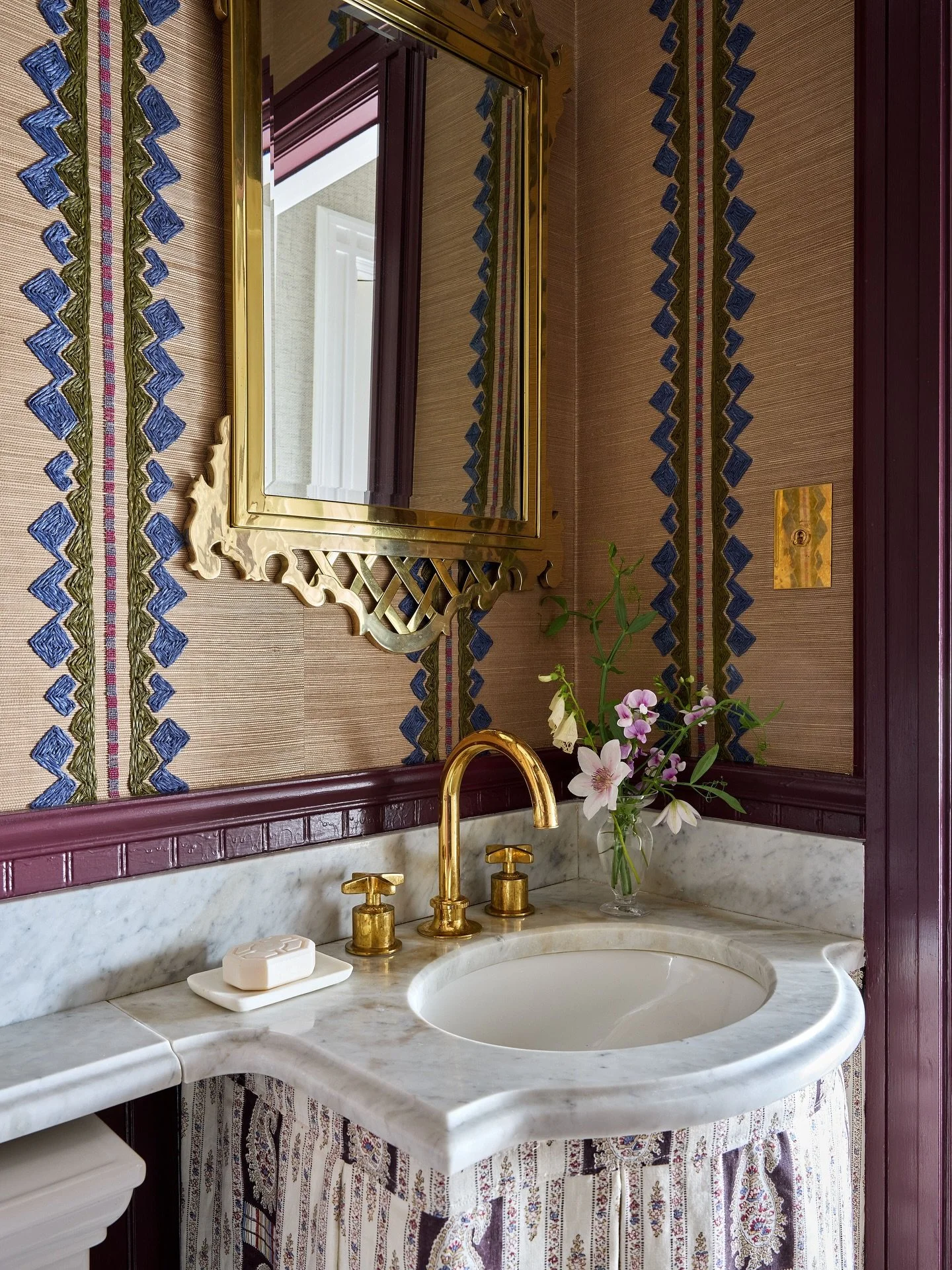 This might be my favorite powder room ever. I know I say that about every powder room I finish but seriously &mdash; this wallpaper! Grasscloth with raffia embroidery and beading. 😱😍
📷 @kirstenrfrancis