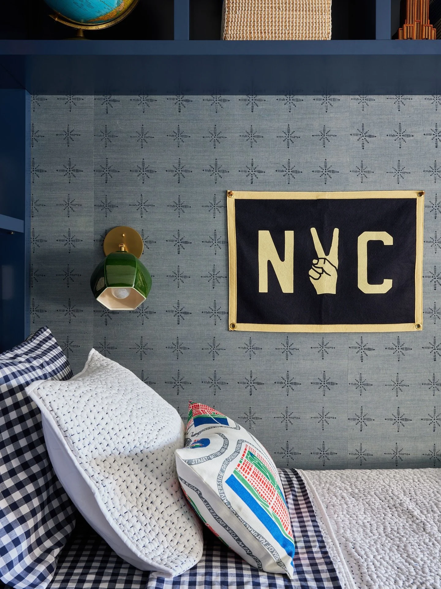 Practice peace✌️toward your neighbor. It shouldn&rsquo;t be this hard. 
📷 @kirstenrfrancis 
Styling @lucybamman