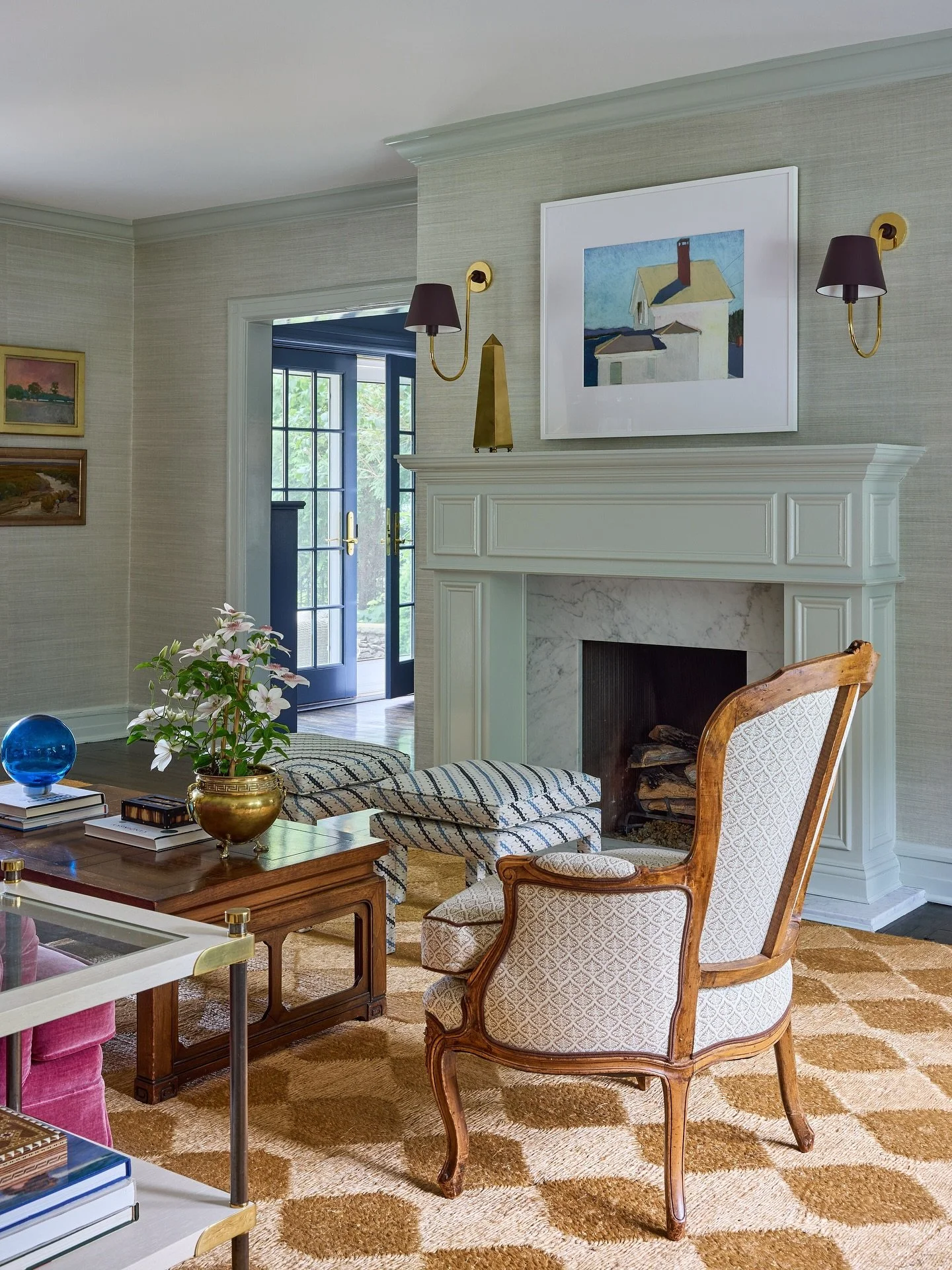 I love to paint the millwork to match the grasscloth. The textured walls contrast with the glossy trim while at the same time creating a restful monochromatic envelope. 
📷 @kirstenrfrancis