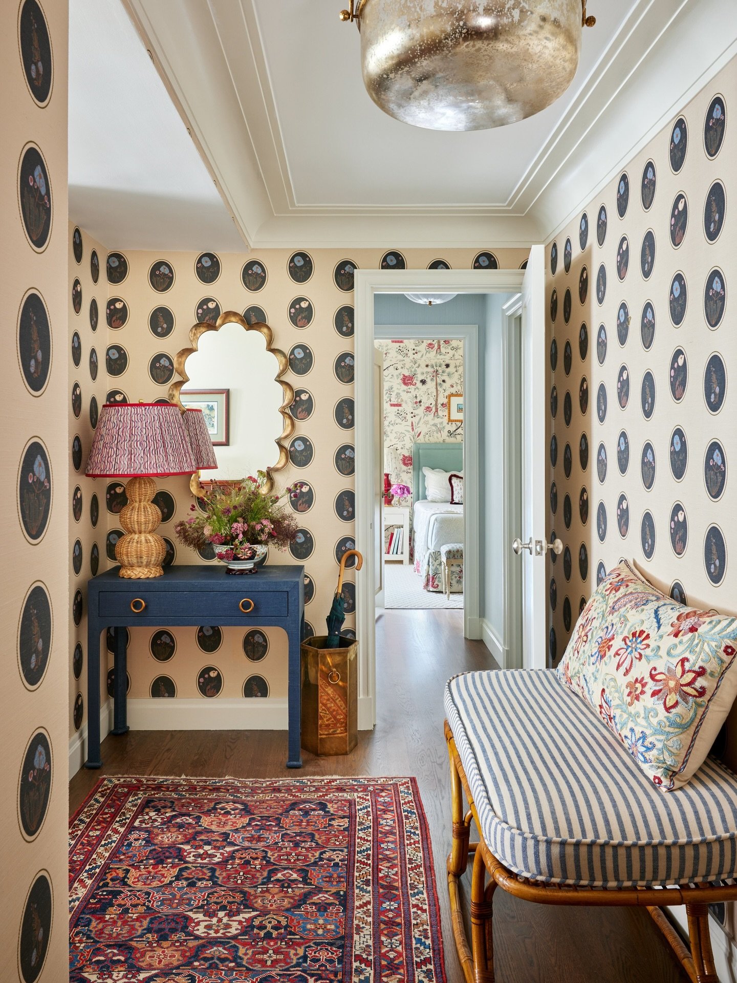 A favorite foyer on the UES with a favorite detail. Happy Friday! 
📷 @kirstenrfrancis 
🌸 @martinrbourne