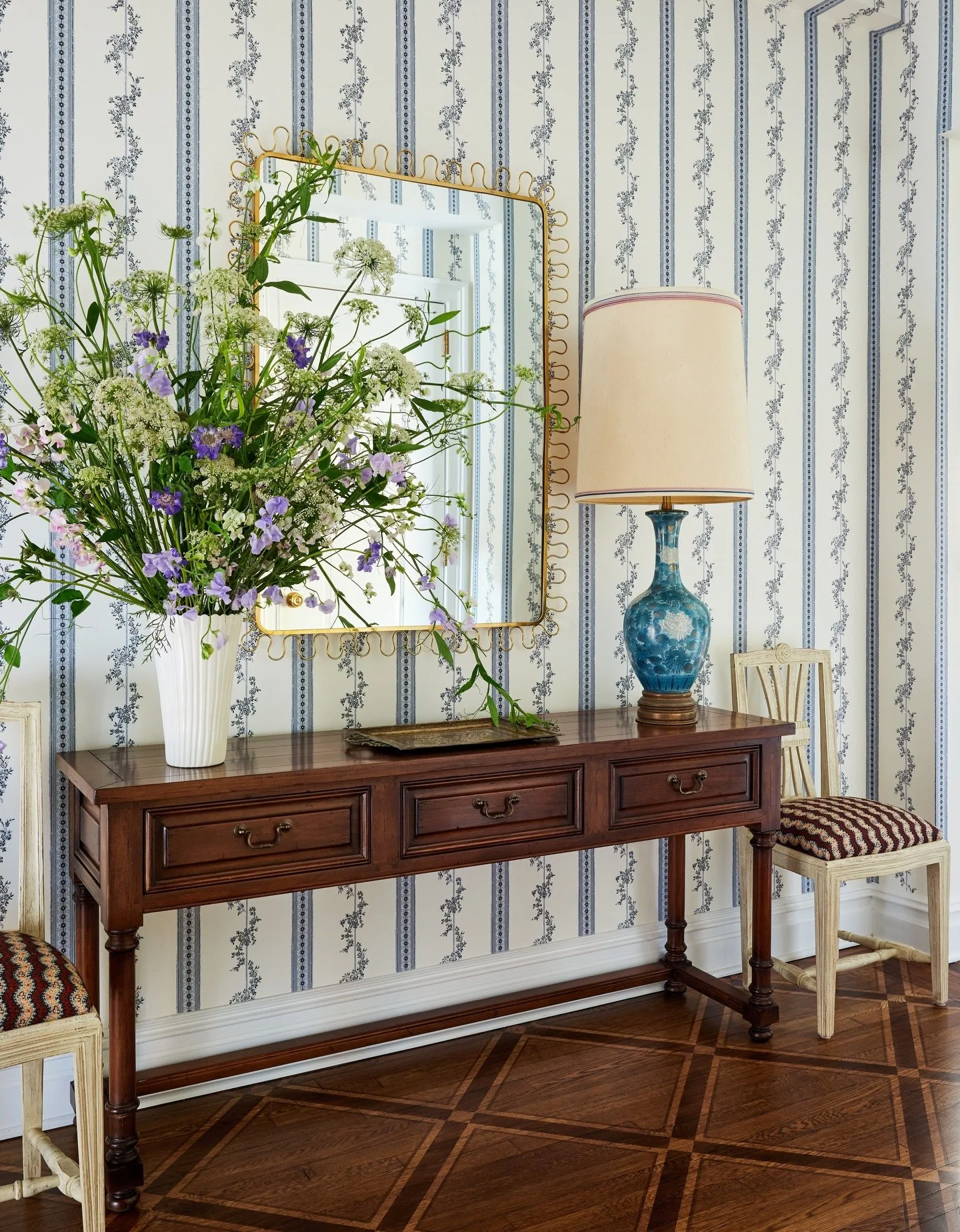 Another favorite foyer. In this view you can see the gorgeous vintage lamp that I found on @chairishco and one of my favorite mirrors from @vaughandesigns. I love the way this all came together.
📷 @kirstenrfrancis 
🪻 @anthony_amiano