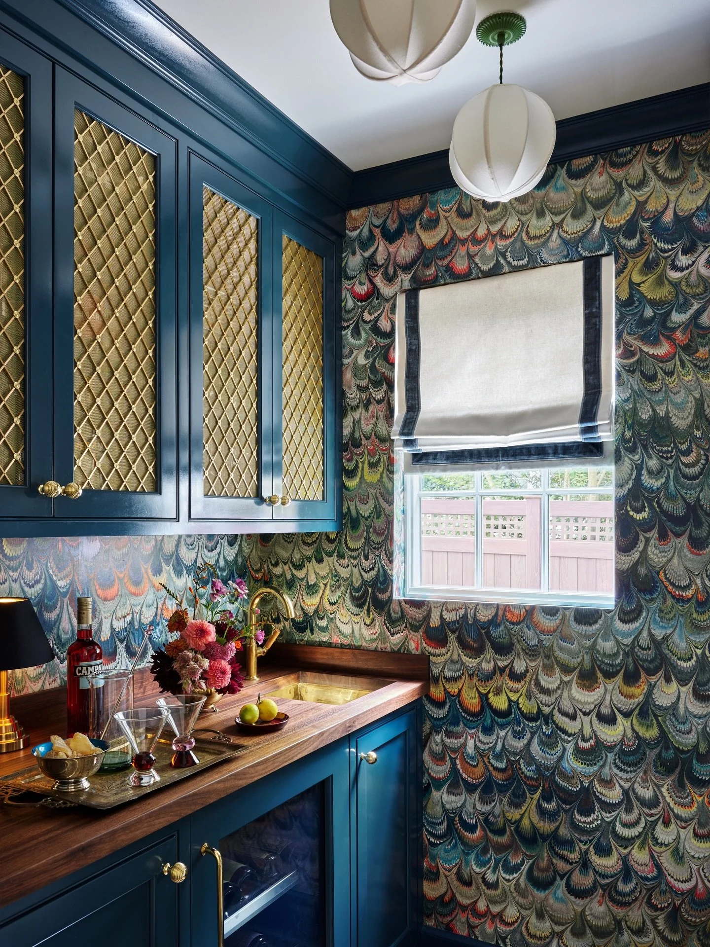 When I was in London I met @beataheuman and heard her speak about her start in the industry and this marbleized wallpaper and fabric that marked the beginning of her product lines. So interesting! And such an inspiration. I love her pendant lights to