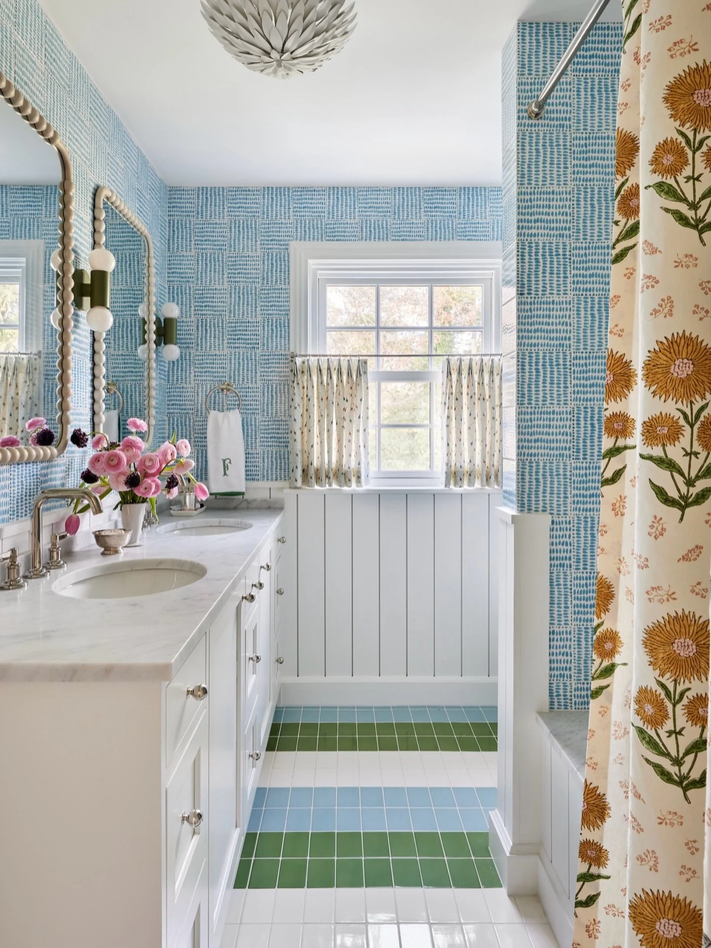 For kids&rsquo; bathrooms we like to bring on the color, pattern and charm. Now there are almost as many great tiles out there as there are wallpapers. This one is a classic but also so fun!
📷 @kirstenrfrancis