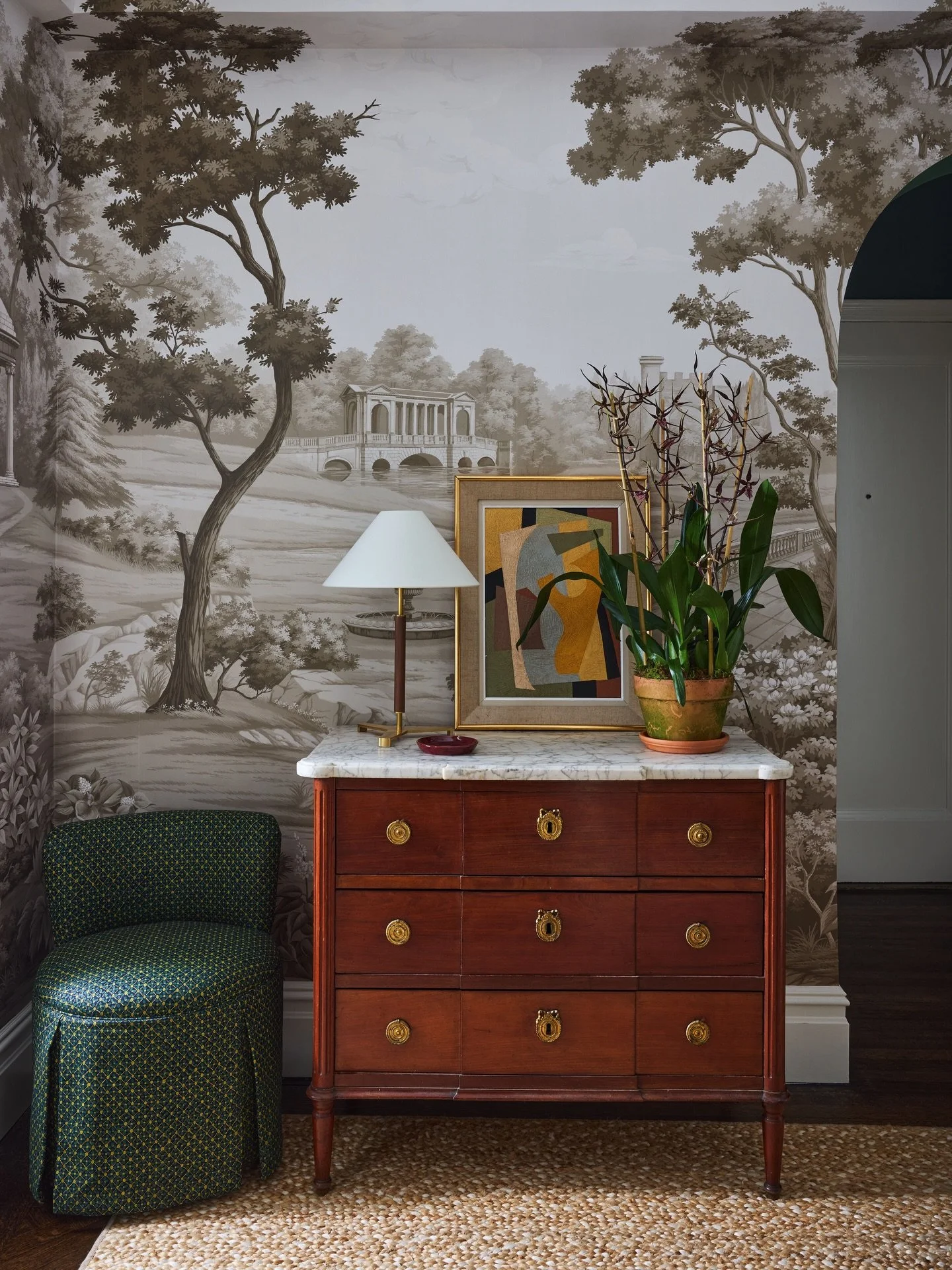 I really love how we decorated this UWS foyer. It&rsquo;s classic like the apartment, with a balance of muted and saturated color, old and new pieces and natural textures. Even small spaces should be carefully considered!
📷 @kirstenrfrancis