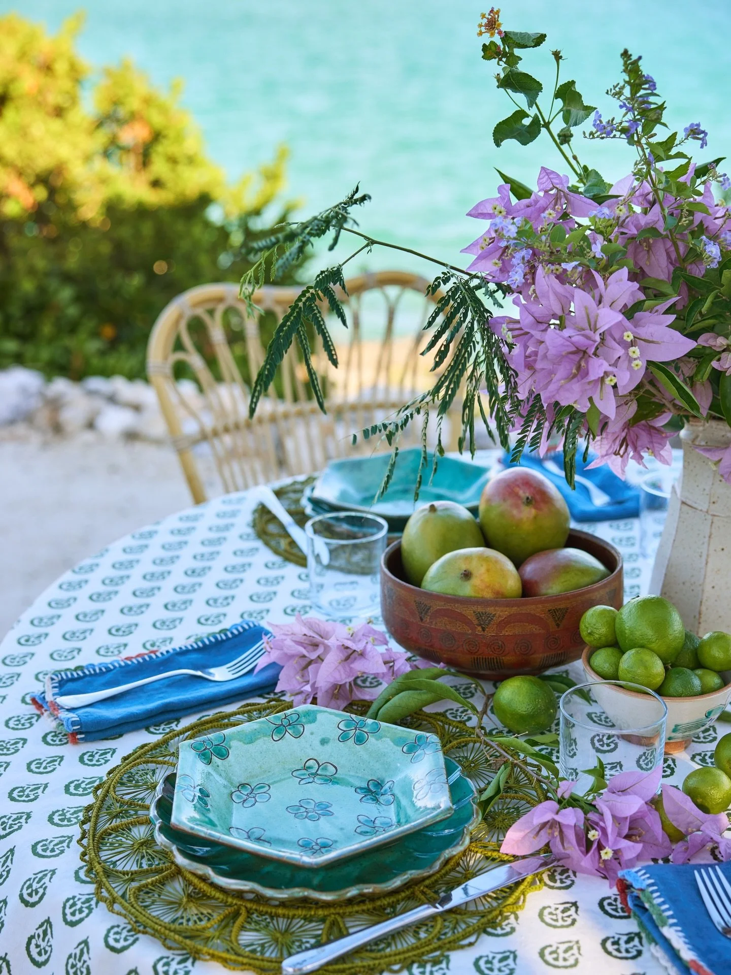 Whether you are staying home or traveling someplace tropical for spring break, please enjoy this juicy table moment. 🌴🥭🌸
📷 @kirstenrfrancis 
🌸 @anthony_amiano