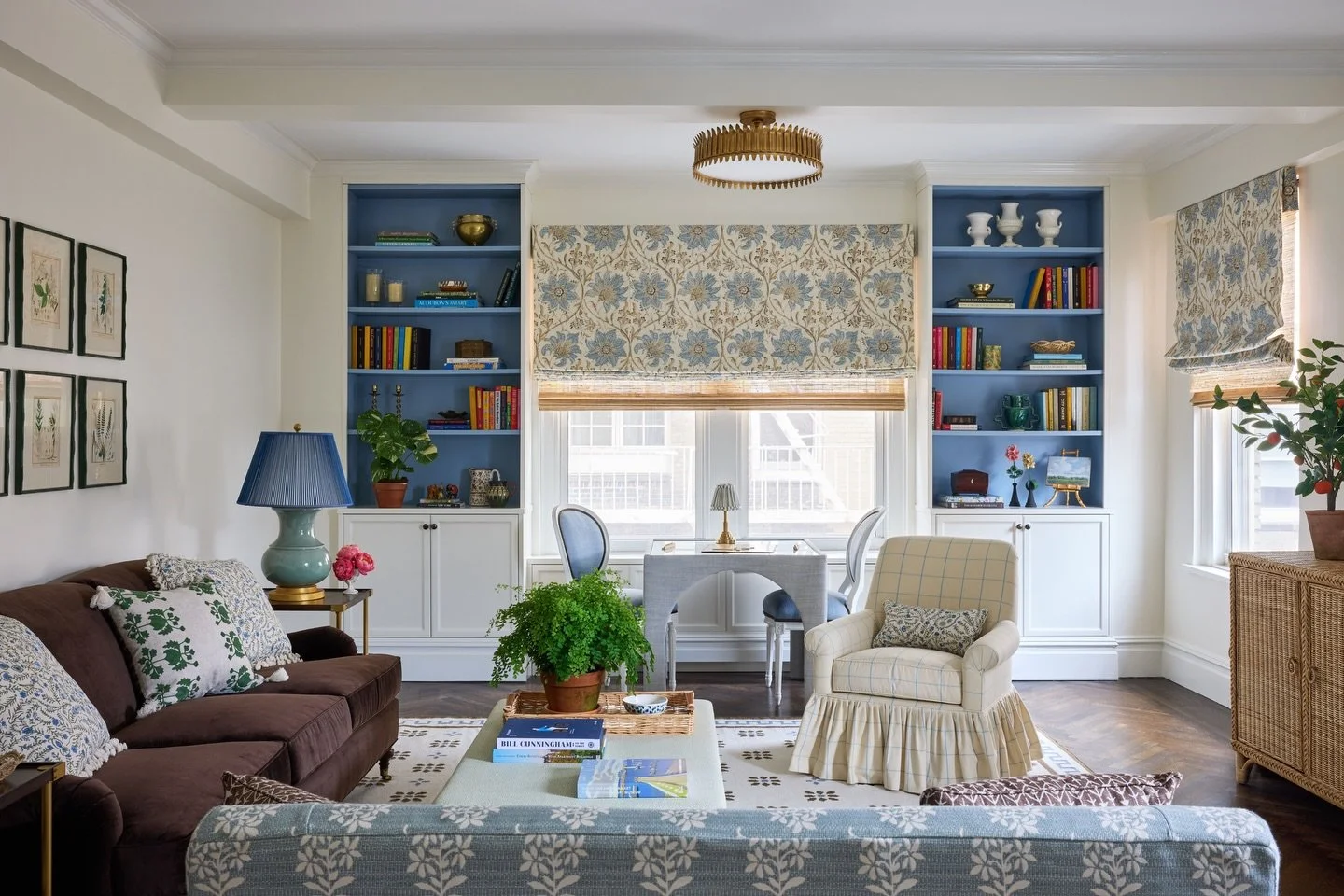 Here&rsquo;s a full view of this pretty city living room. Yummy brown velvet on the sofa and shades of french blue feel sophisticated and fresh.
📷 @kirstenrfrancis