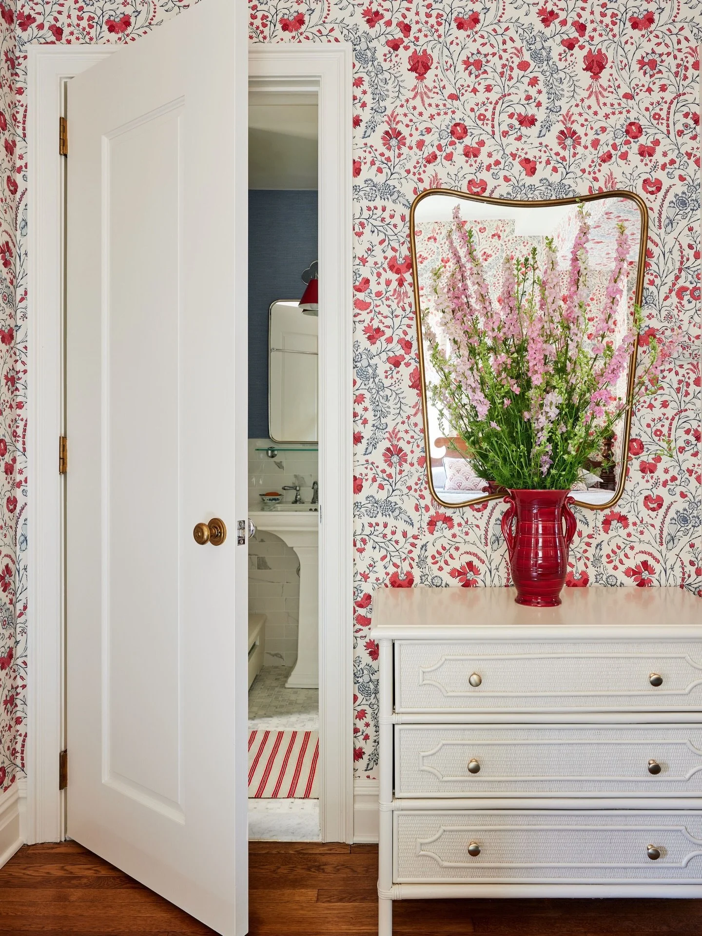 Dreaming of having more than one bathroom for our family of four while we continue to live through our renovation. None of these bathrooms were full renovations. Sometimes you just need paint, wallpaper, lighting and a pretty towel.
📷 @kirstenrfranc