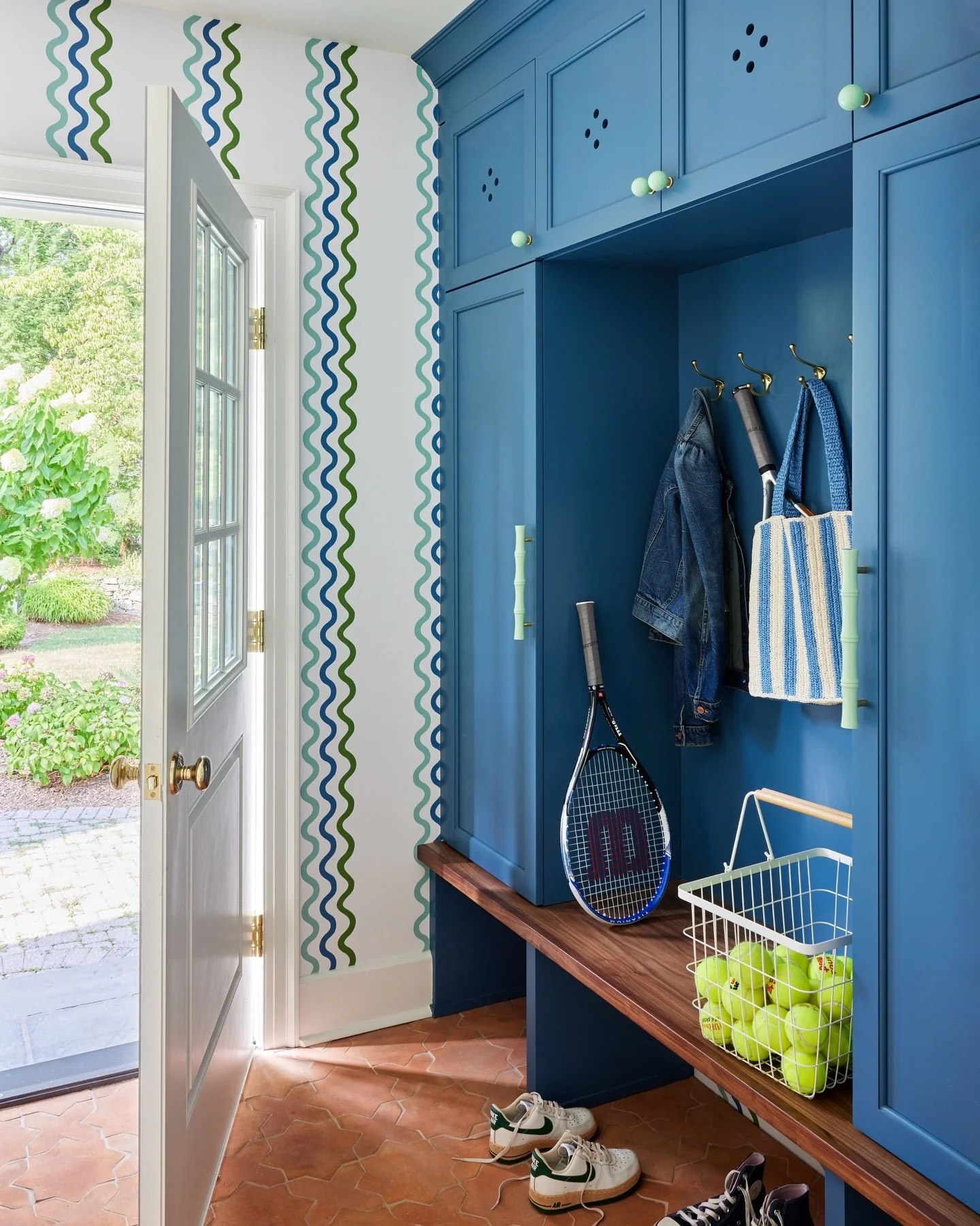 We&rsquo;re in tennis season so seeing less of the hubby now. I think a mudroom is a chance to have some fun. These days it&rsquo;s where everyone enters and leaves the house so why not make it cheerful and inviting!
📷 @kirstenrfrancis 
🎾 @martinrb