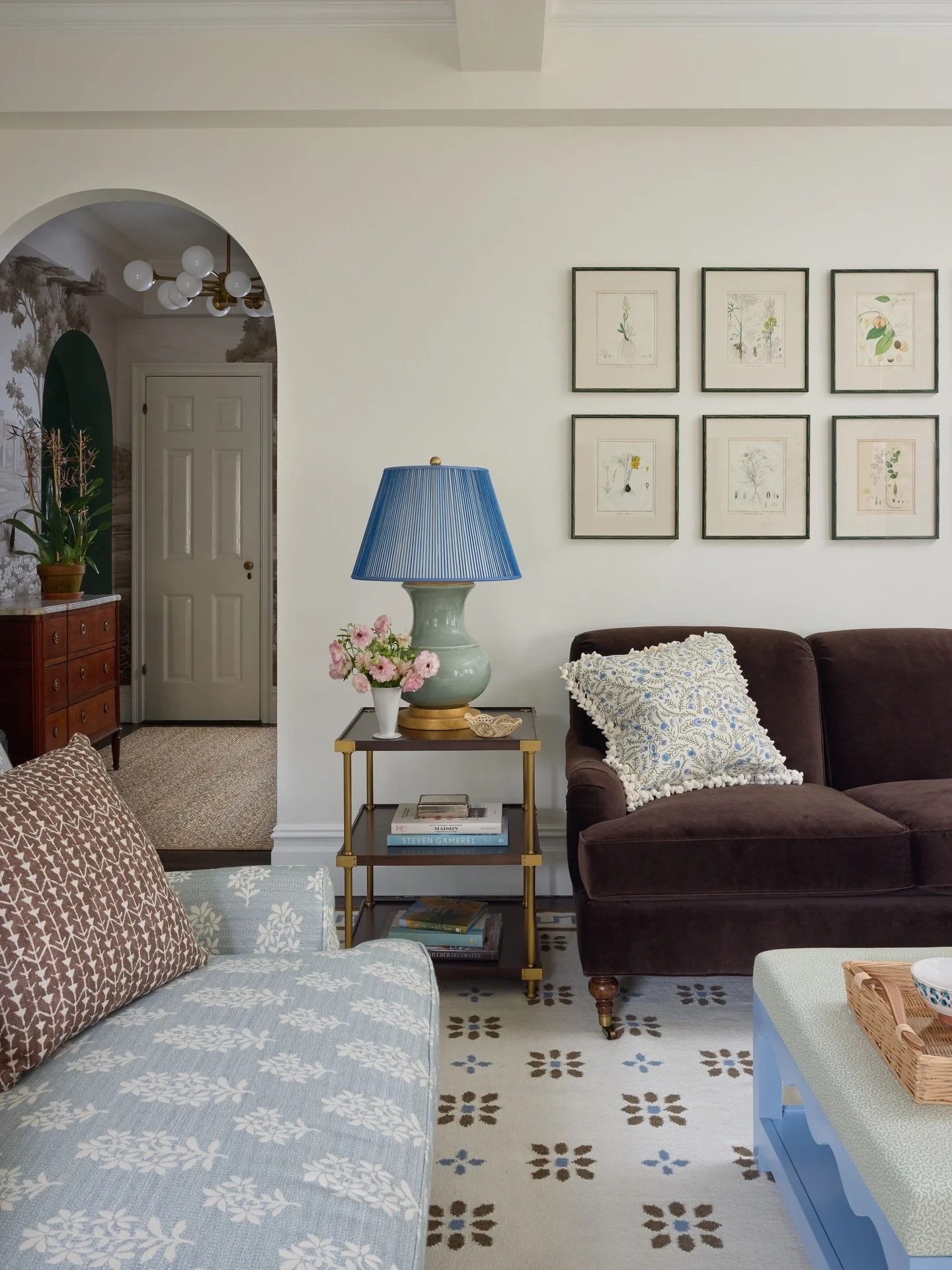 This pretty living room is anchored by a classic chocolate velvet sofa combined with fresh color and pattern. A perfect combo!
📷 @kirstenrfrancis