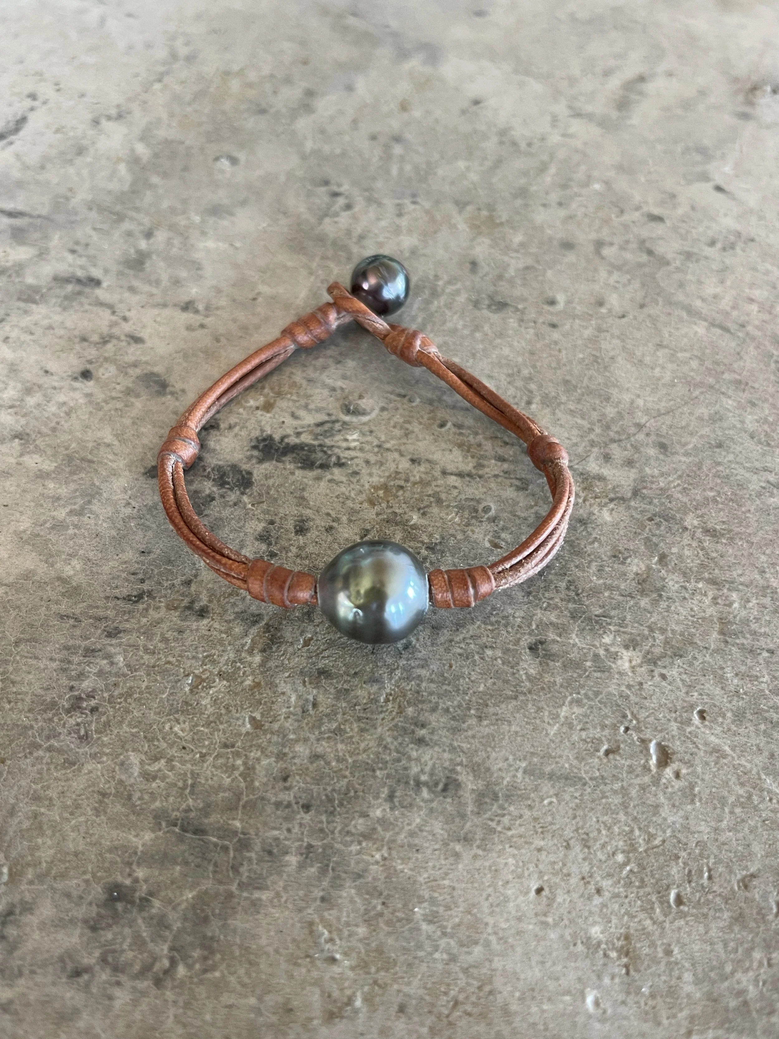 Signature single pearl bracelet