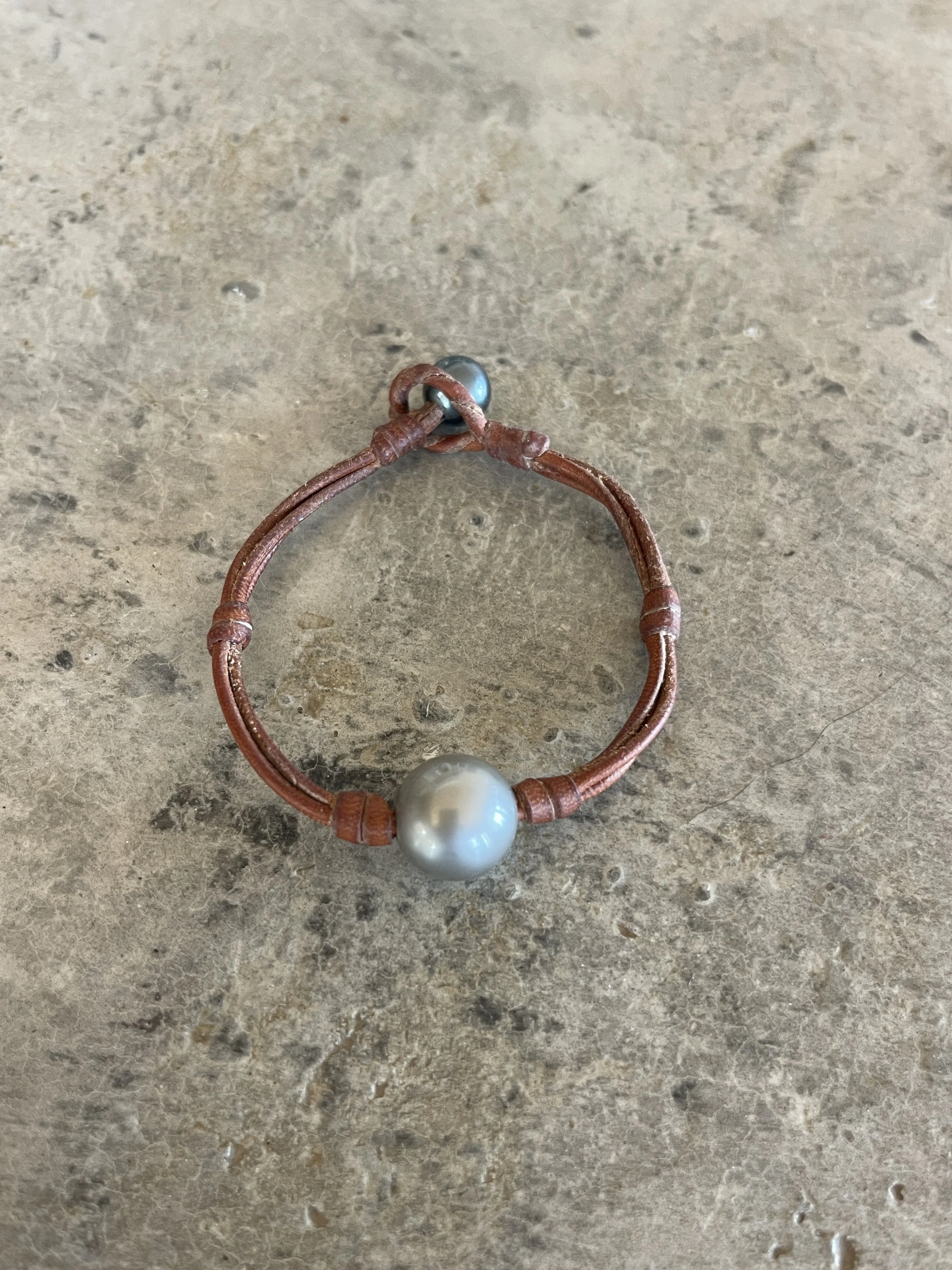 Signature single pearl bracelet