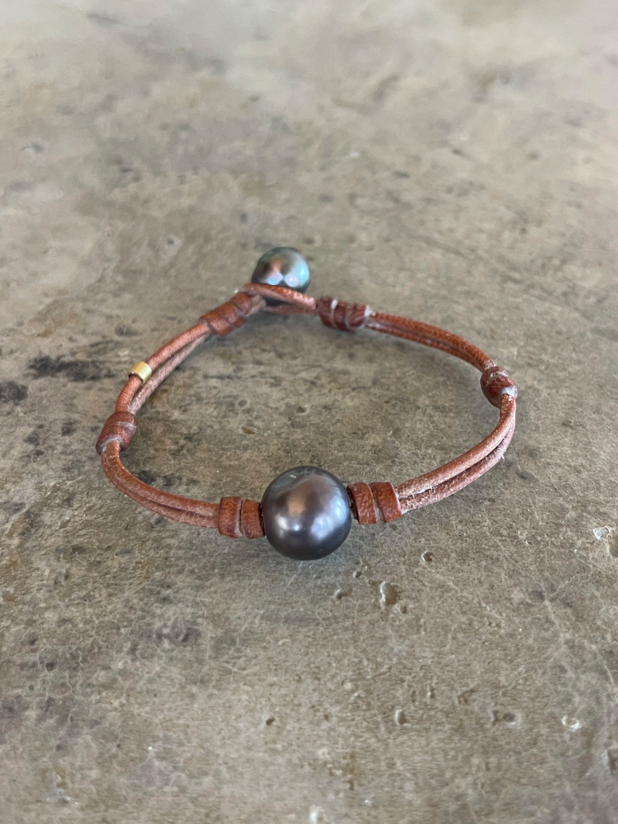 Signature single pearl bracelet