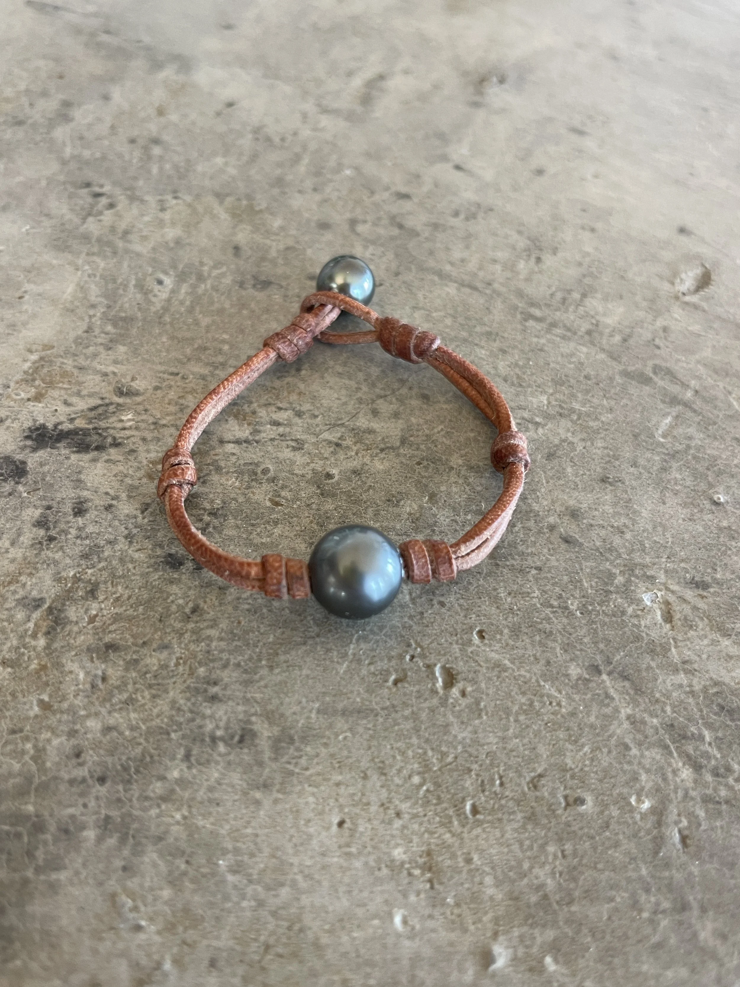 Signature single pearl bracelet