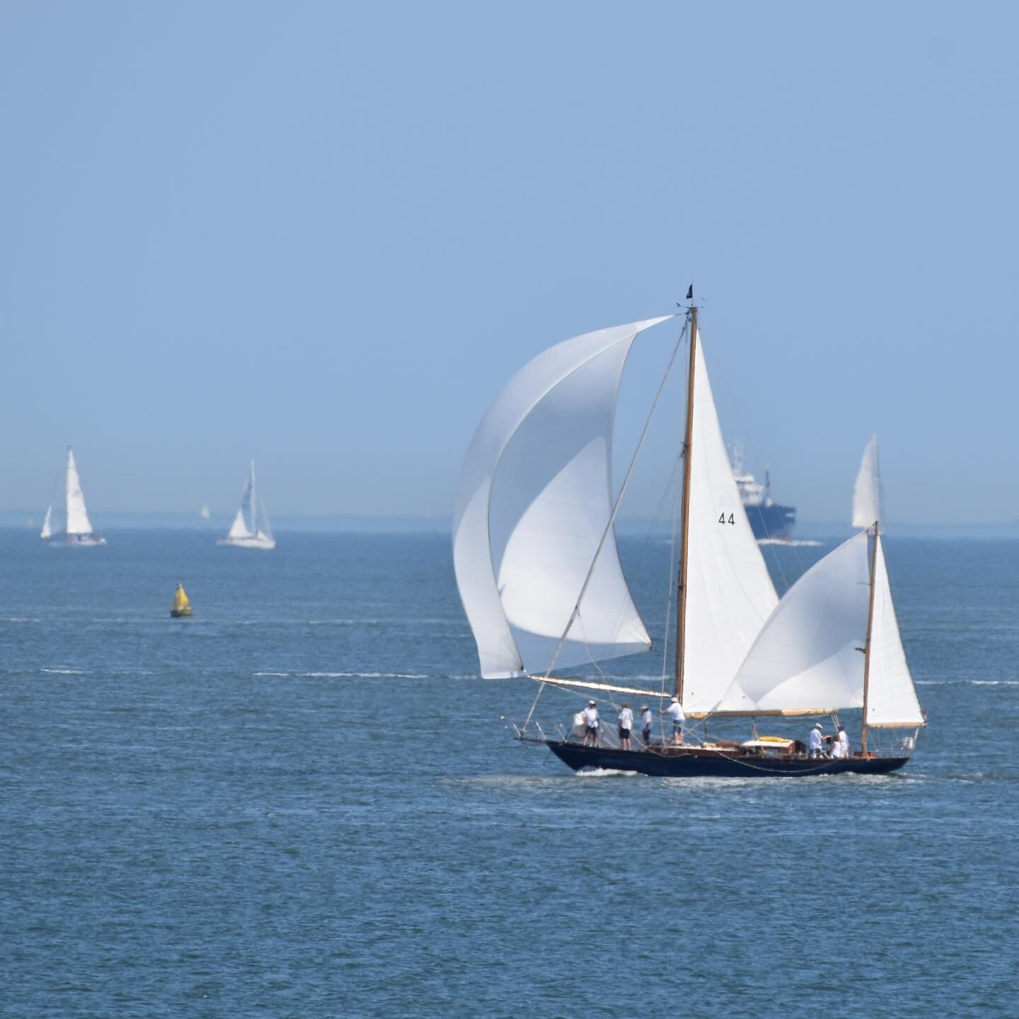 Beautiful conditions for British Classic Week here in the Solent
📷 By @feedrummond @britishclassicweek 
⠀⠀⠀⠀⠀⠀⠀⠀⠀

#seaview #coastalliving #sailinglife #seaviews #scenery #boats #nature #solent #cadlandestate #countrylife #boatlife #bythesea #vitami