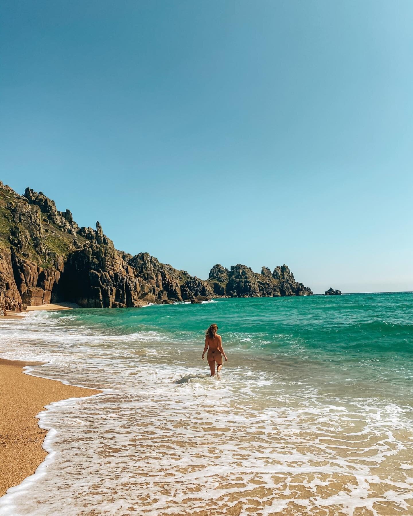 Feeling peachy. How insane is this beach in the furthest reaches of Cornwall? The rocks, the sand, the water all took my breath away, but when we hiked down to it and I realised it was a nudie beach.. I got so excited I actually twisted my knee runni