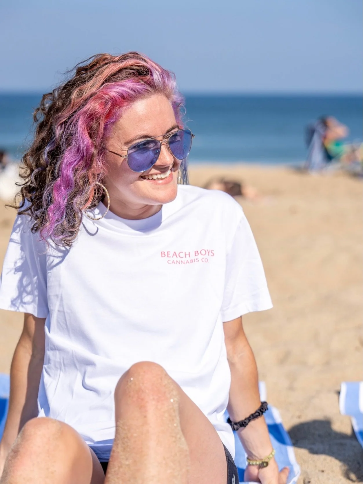 Obsessed. The hair, the beach, AND the bestest of buds 💕 Stawwwwwp.

#findsomeonewholooksatyouthisway #beachdays #hitdifferent #mainesendlesssummer #bestbuds 
Bb&rsquo;s own 👯&zwj;♀️ @tyrannnosaurusbexx + top shelf 👑