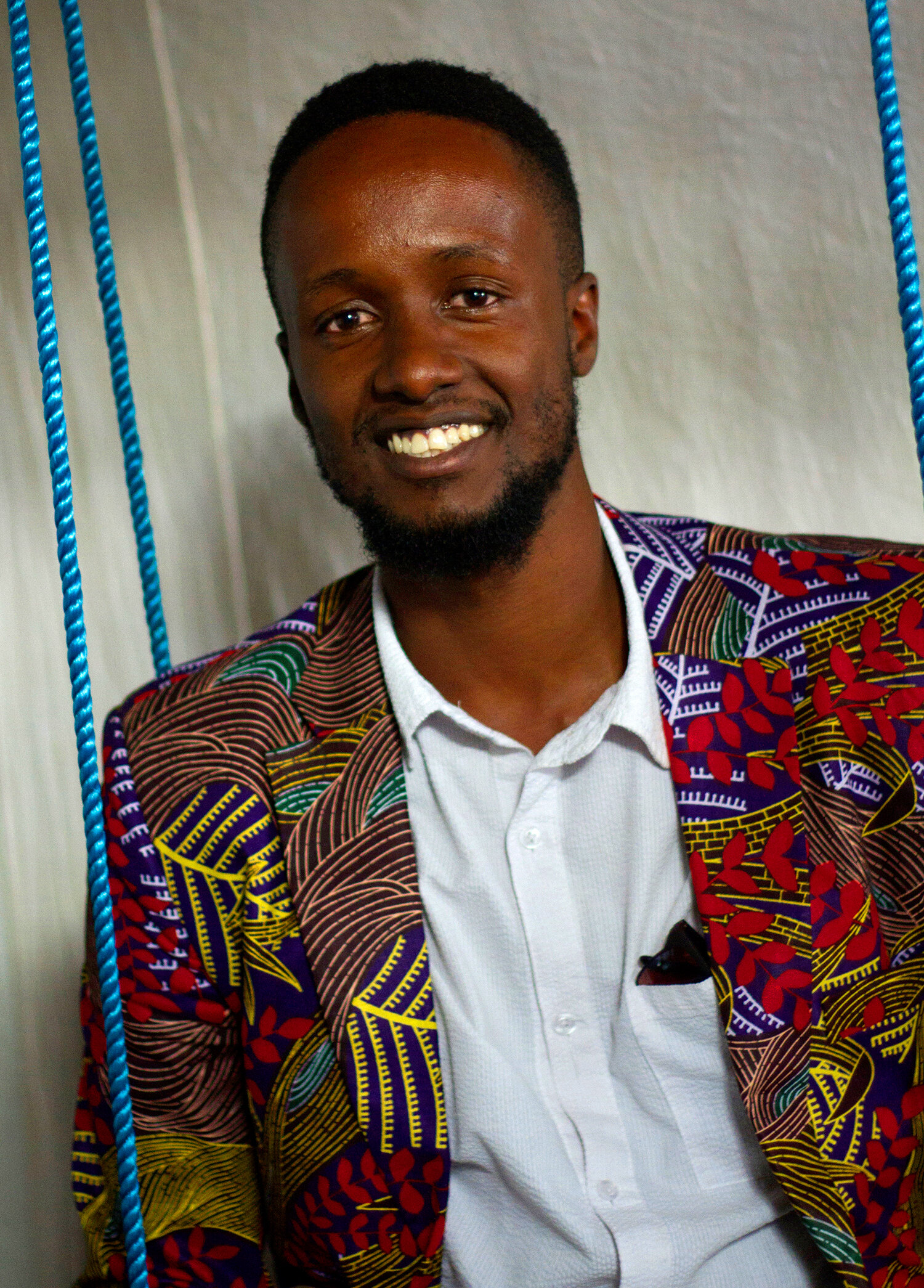 ROBERT MUNUKU (asesor de la junta directiva)Artista y empresario creativo Robert es el fundador y director creativo de Mau Mau Arts, una productora panafricana de cine, música y artes visuales en Nairobi, Kenia.