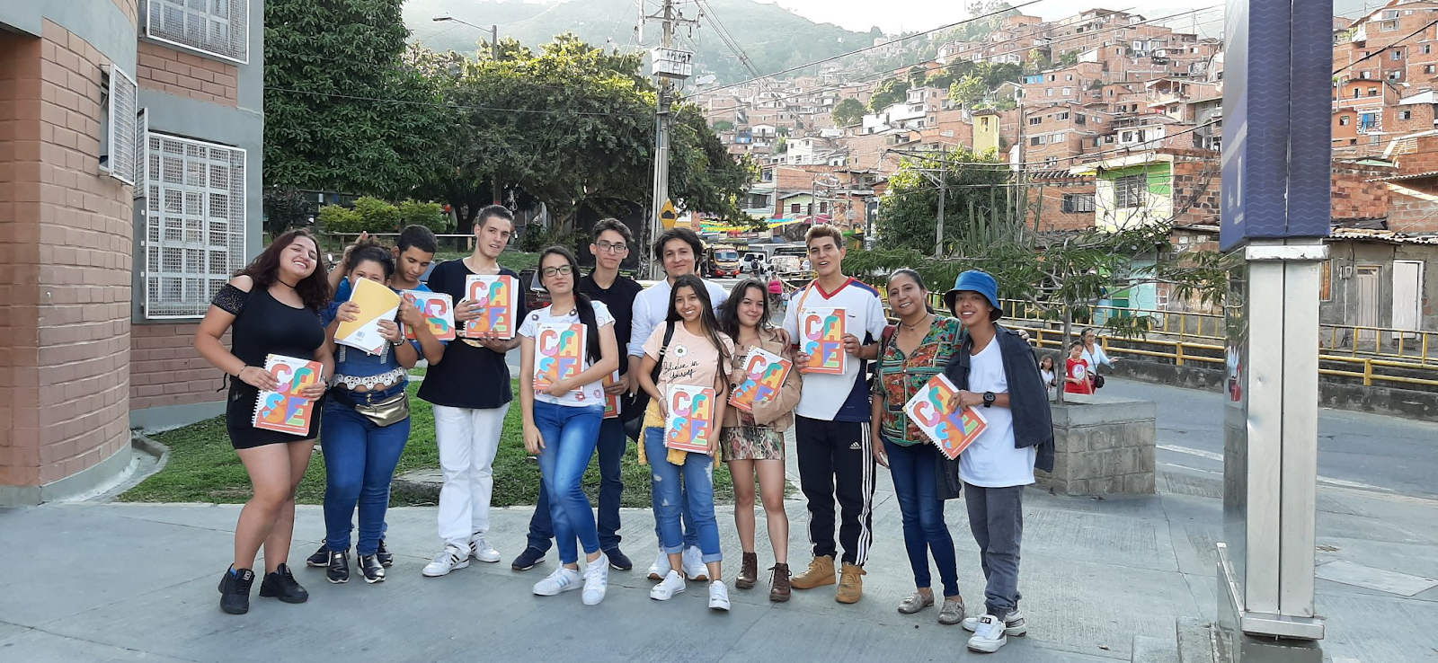 Participantes de la organización local Lluvia de Orión en la Comuna 13 de Medellín.