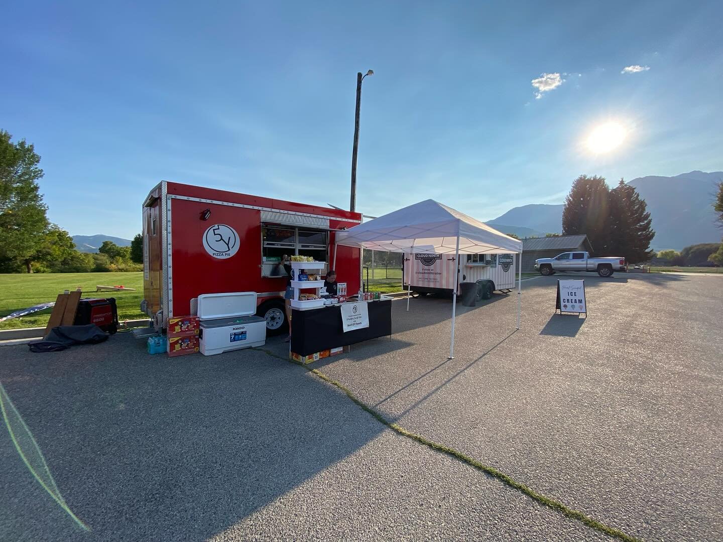At the Wellsville Dam tonight!! Games, music, fireworks and a movie; come grab a slice and say hi!🍕🎯🎶🎥🎆

#pizza #familytime #america #music #movienight #wellsvilleut #cachevalley #bestofnorthernutah
