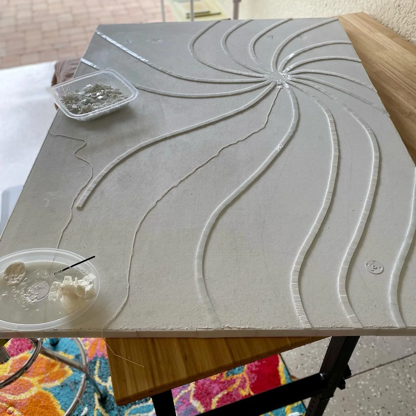 Working on a large abstract that combines stained glass with glass beads (36&rdquo; x 50&rdquo;). Relying on lots of 70s and 80s music to get me through cutting these little squares. 

#mosaics #mosaicart #glassart #mosaico #mosaique #stainedglassart