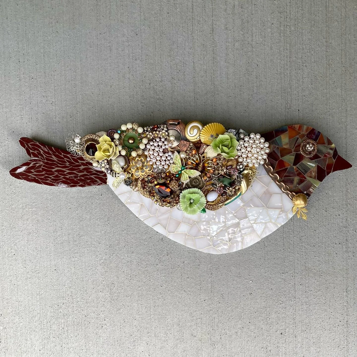 Meet Fiona, my new bird made with glass, jewelry, beads and bling. The substrate is a high-quality furniture grade plywood design from @debramagermosaics. Very fun to make. 😍

#birdmosaic #mosaics #glassmosaic #jewelrymosaic #blingart #mosaico #bird