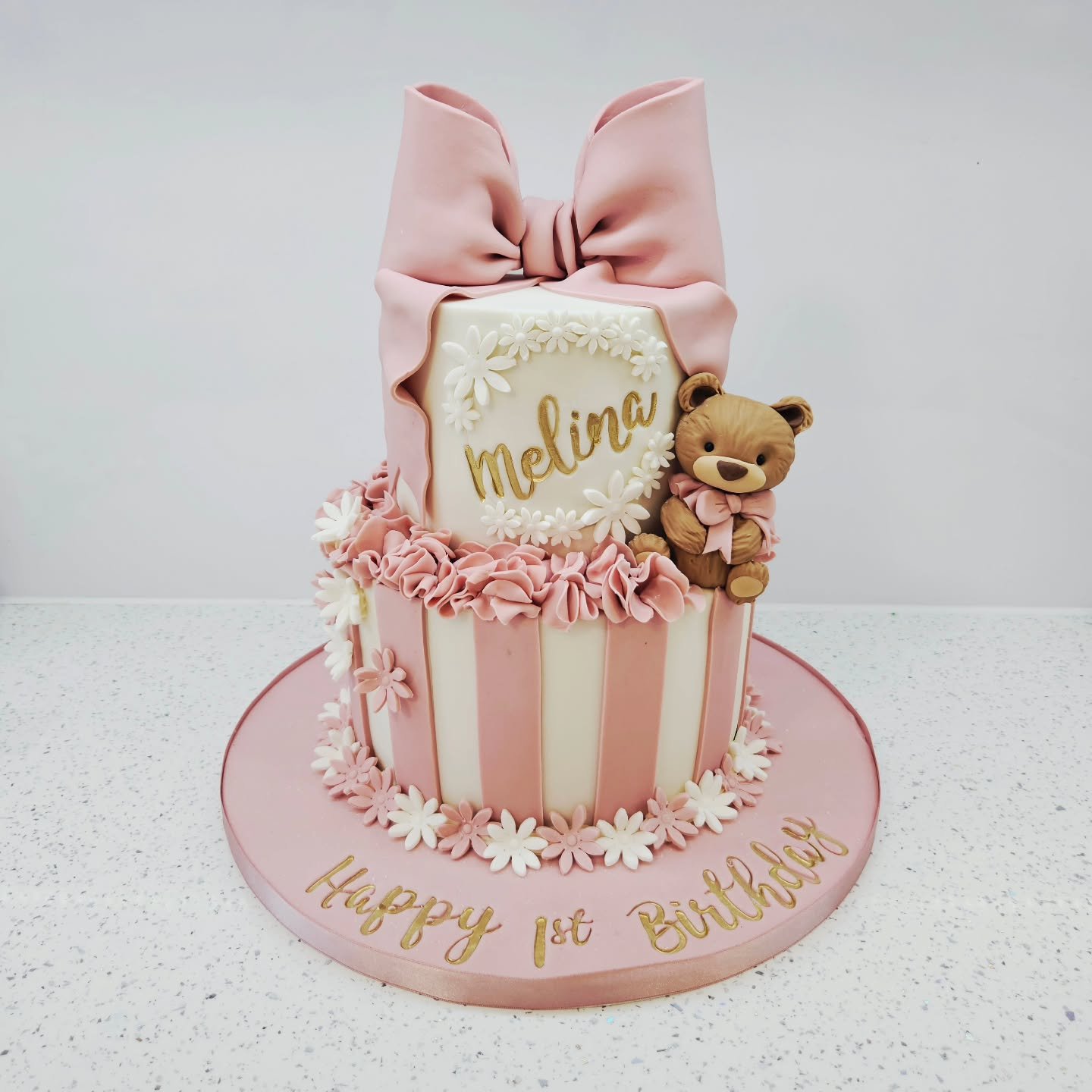 Happy 1st birthday Melina.
#birthdaycake #cupcakes#liverpool #liverpoolcakemaker#cakestagram #1stbirthday #beautifulcakes #topchoice #independentbusiness #showstoppers