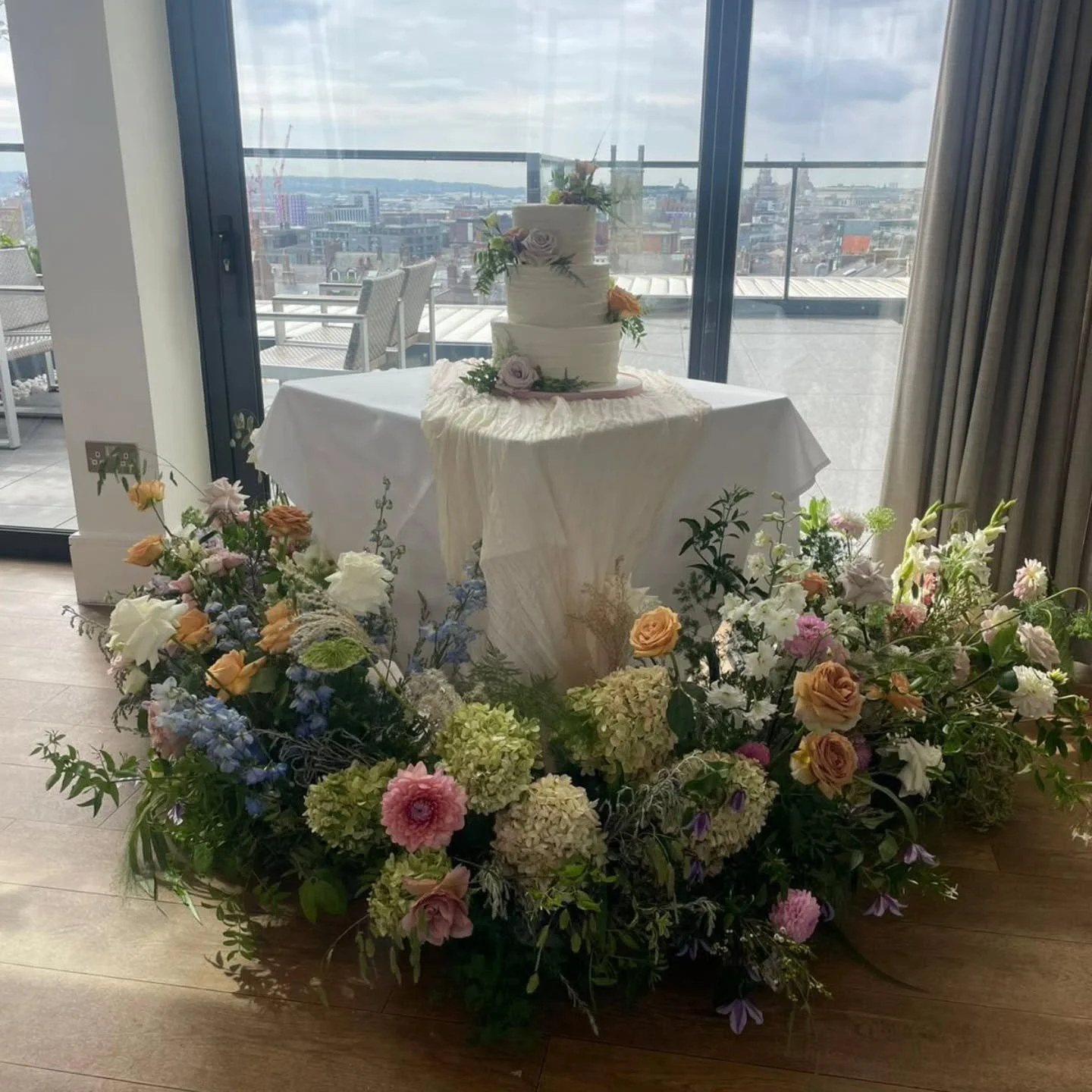 Our beautiful bride sent me this stunning pic of her wedding cake surrounded by the glorious flowers from @funkandbloom.
Thank you for sharing this with me Roisin x