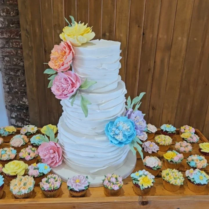 Back at one of my favourite venues
@thebarnatyewtreefarm
Stunning flowers already set up by @bookerflowersandgifts
I was in charge of the three tier cake with handmade sugar peonies and buttercream piped cupcakes including a separate box of vegan